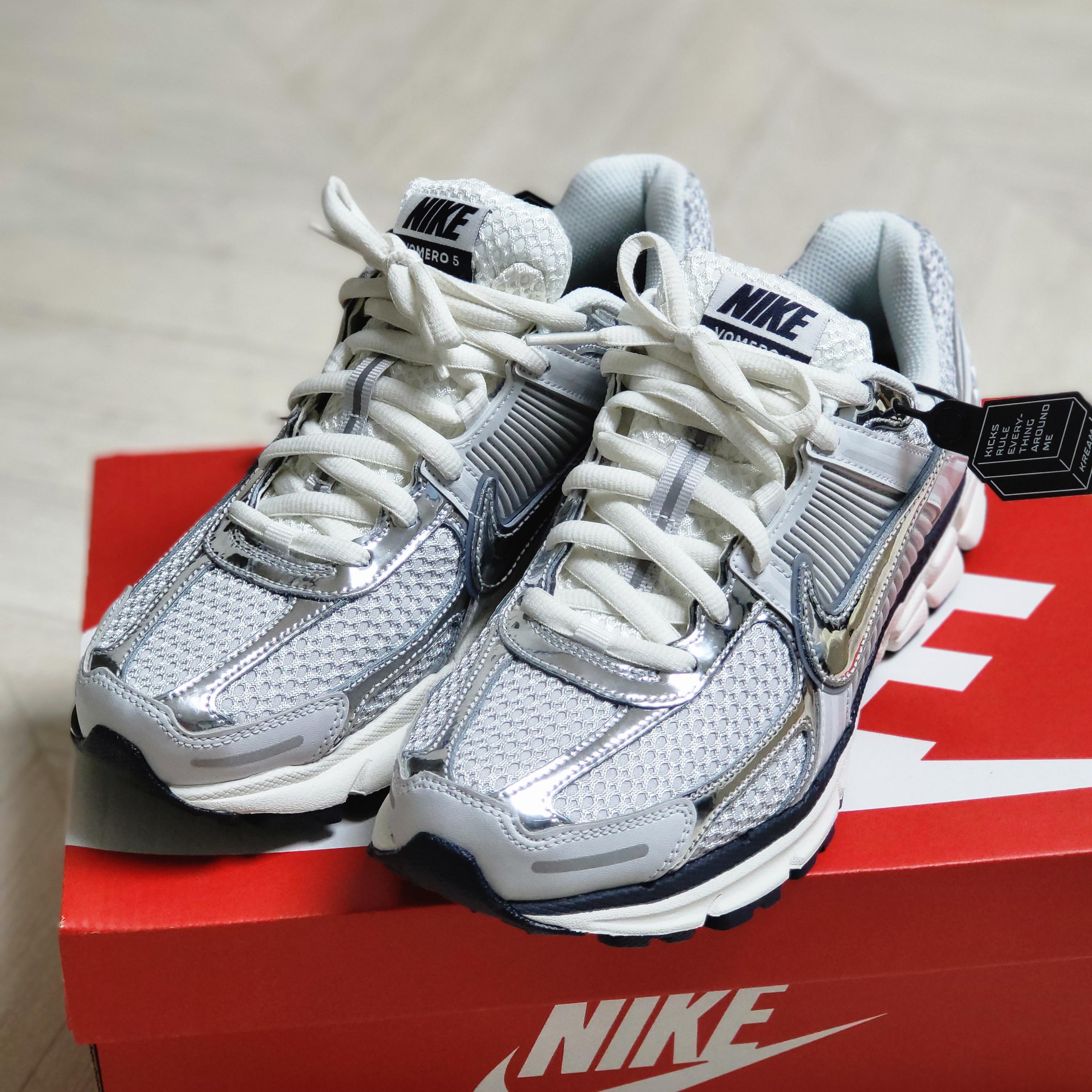 (W) Nike Zoom Vomero 5 Photon Dust and Metallic Silver 착용 스타일 - 1