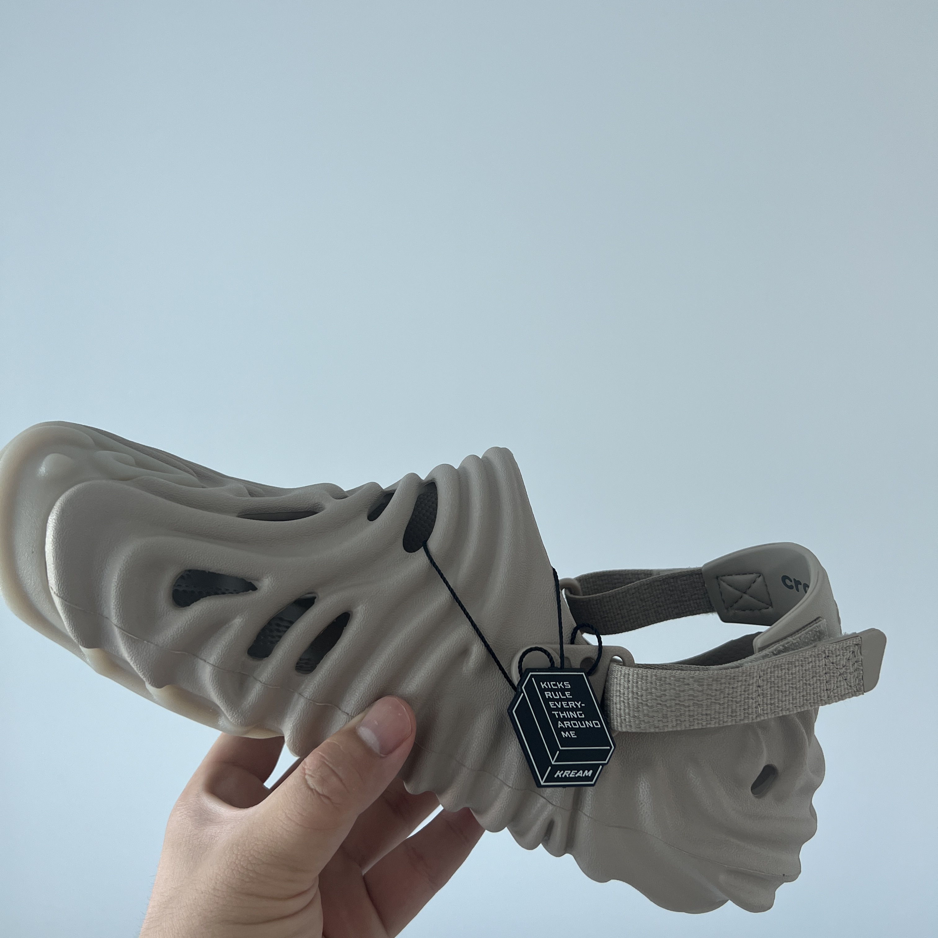 Crocs x Salehe Bembury Pollex Clog Horchata 착용 스타일 - 2