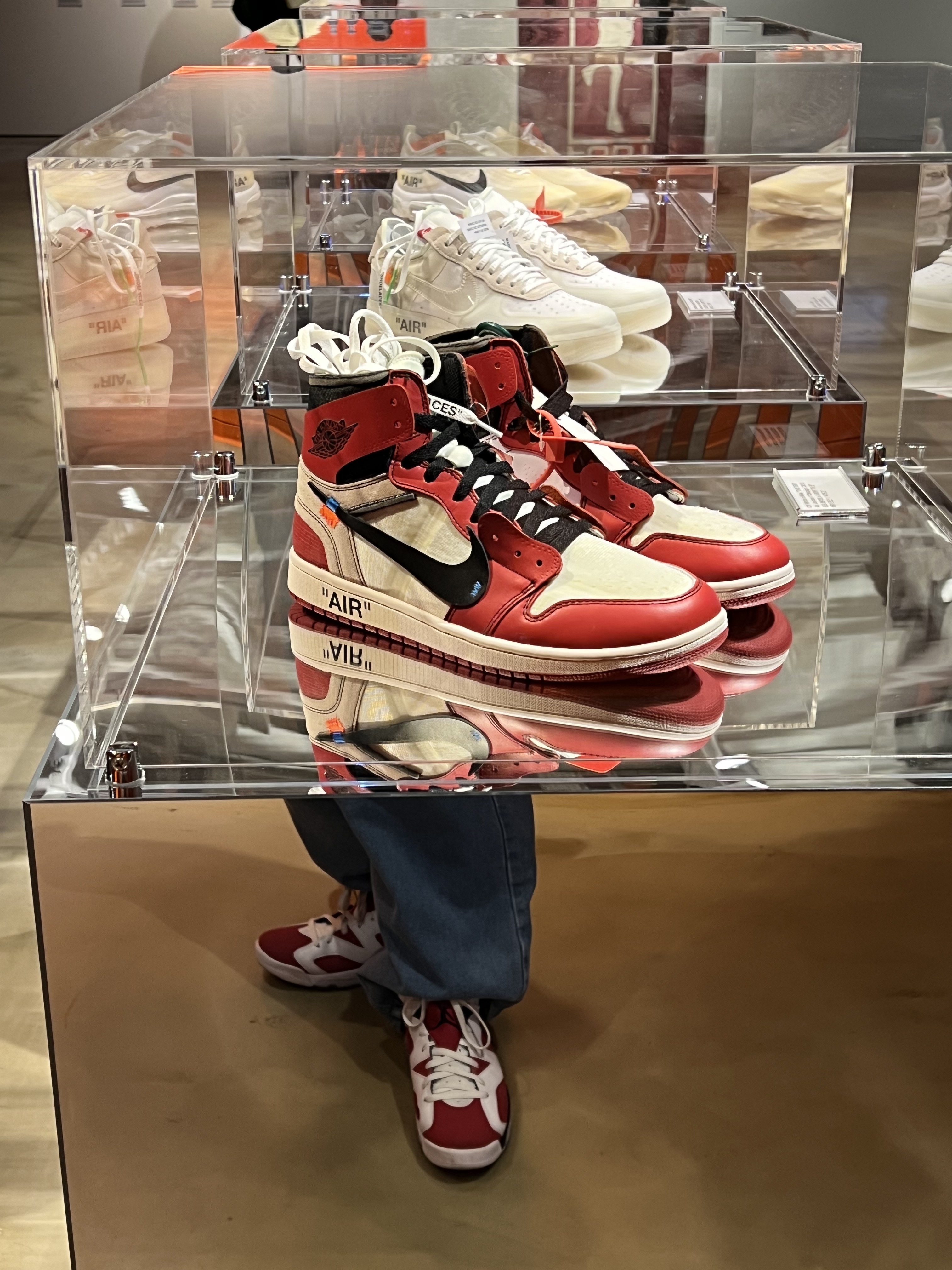 Jordan 1 x Off-White Retro High Chicago The Ten, Jordan 6 Retro Carmine 2021 착용 스타일 - 1