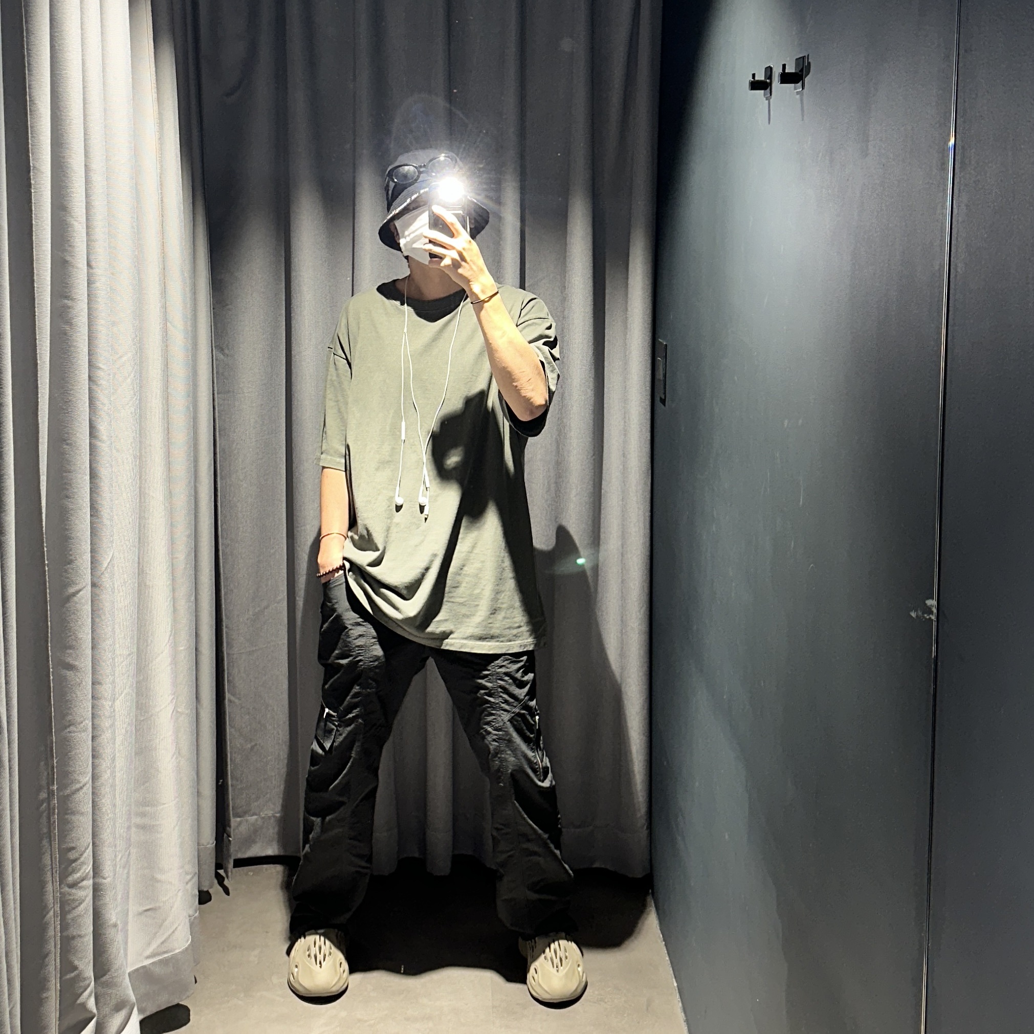 Adidas Yeezy Foam RNNR Stone Sage 착용 스타일