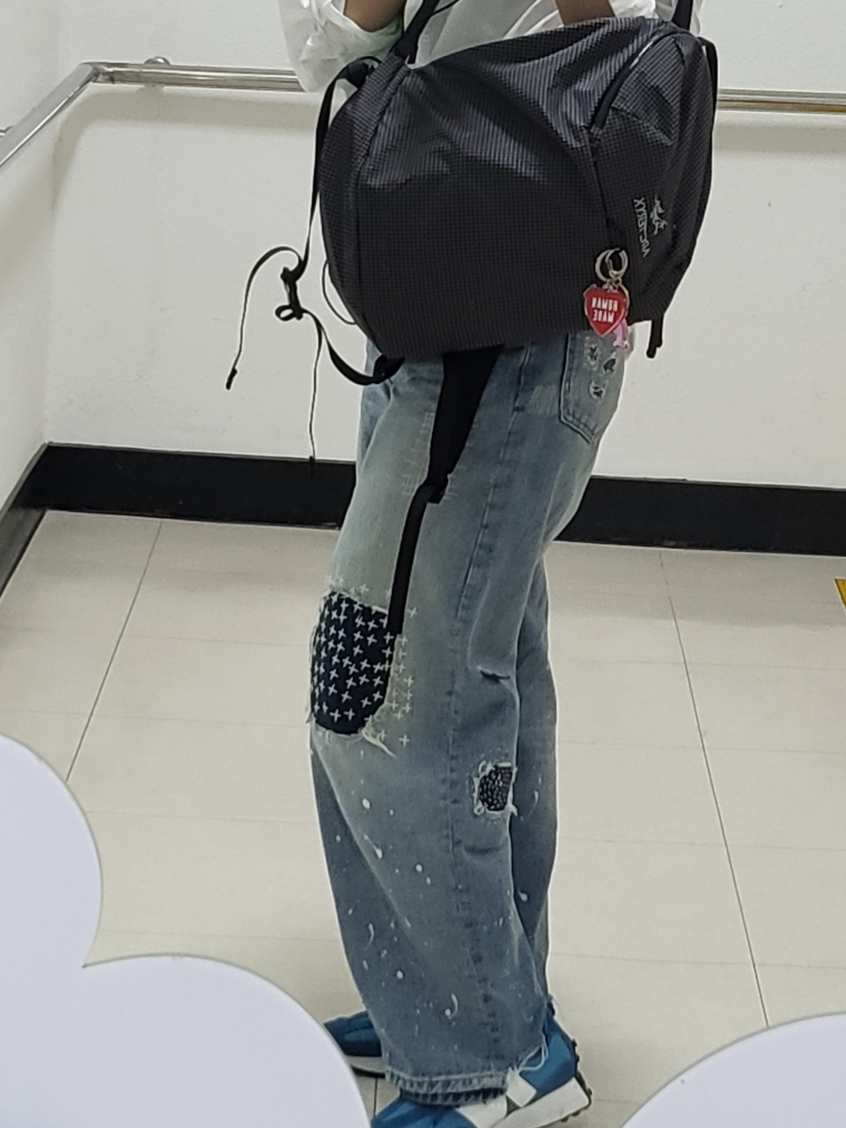 Arc'teryx Konseal 15 Backpack Black, Human Made Heart Keyring Red 착용 스타일