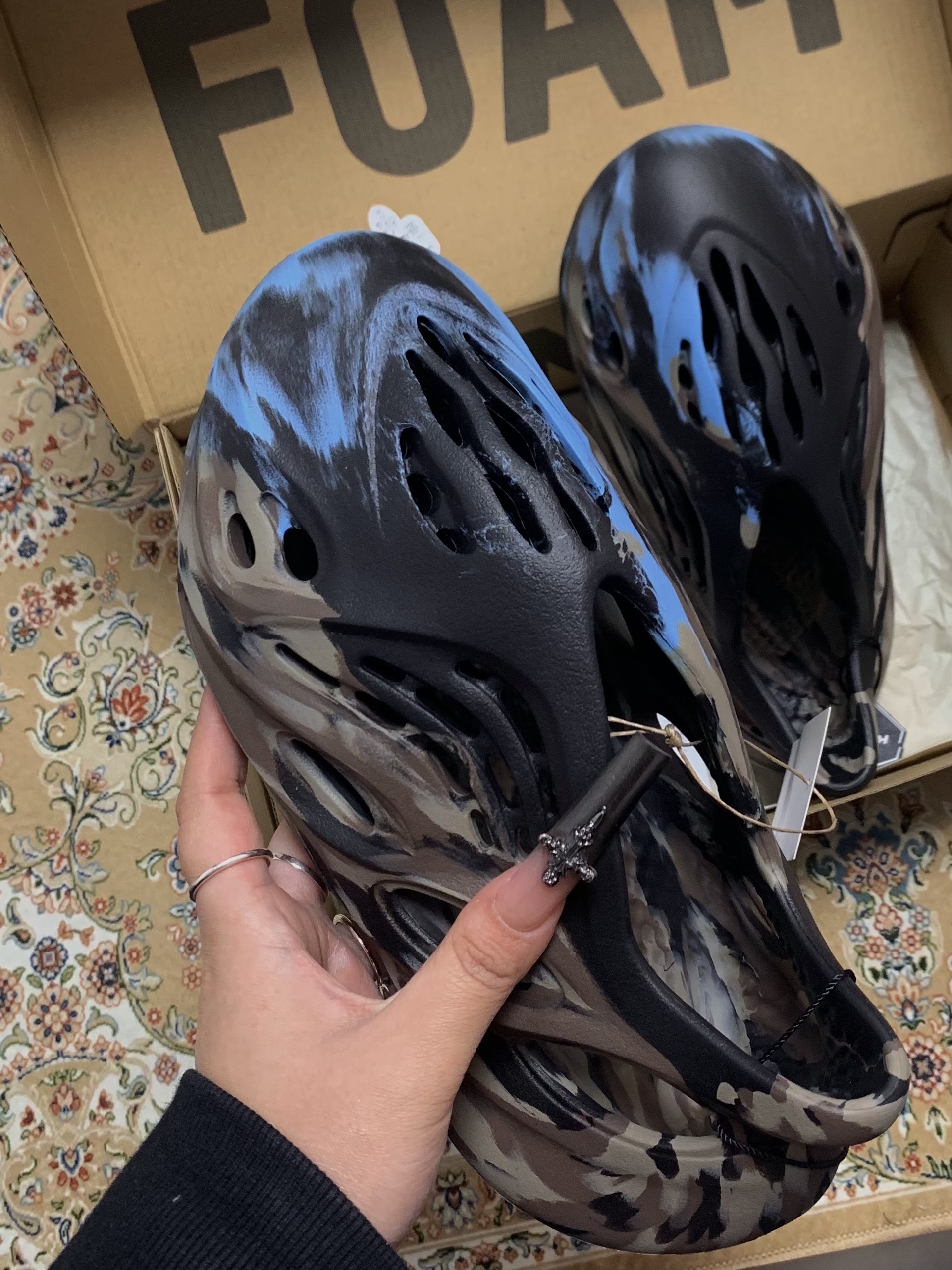 Adidas Yeezy Foam RNNR MX Cinder 착용 스타일 - 2