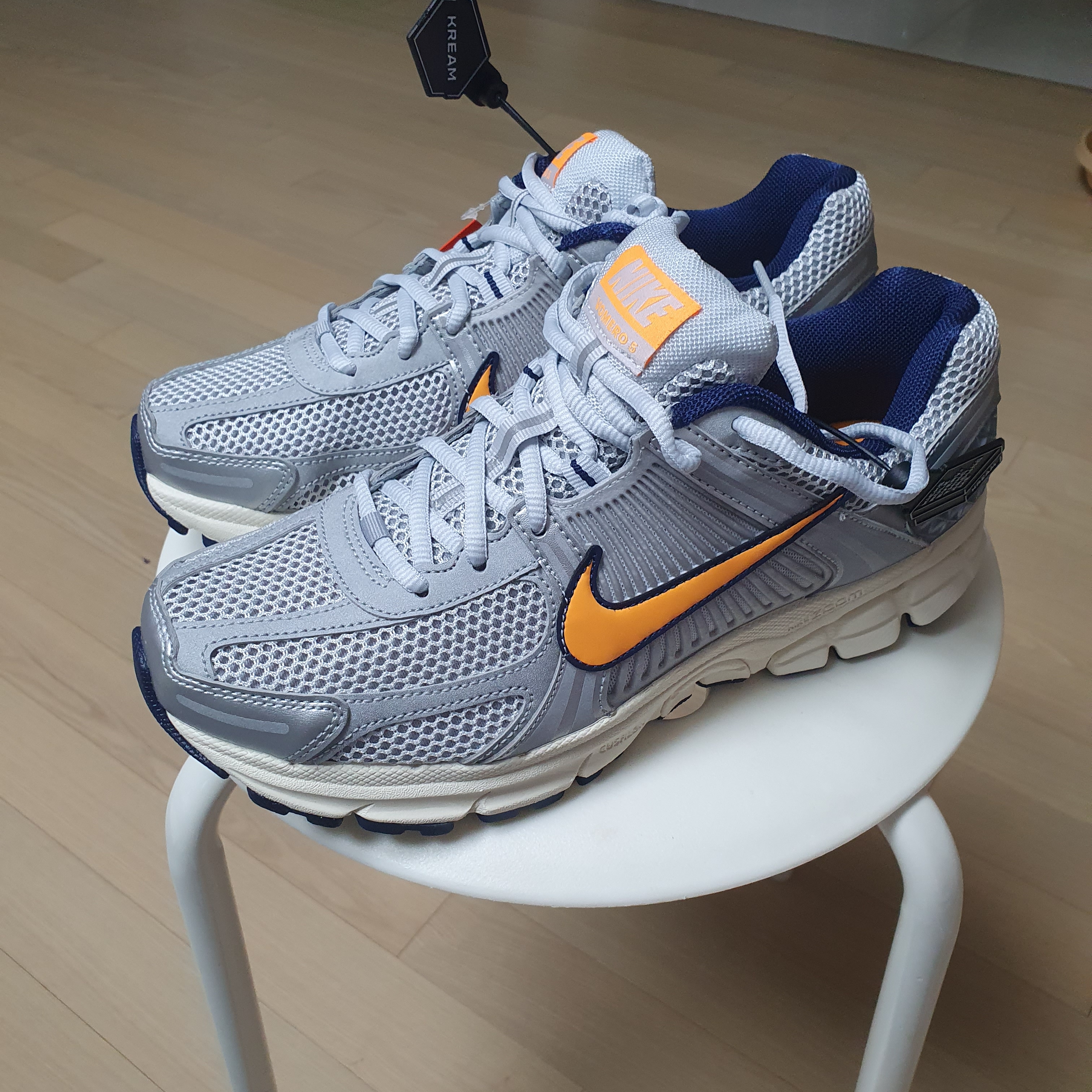 Nike Zoom Vomero 5 Pure Platinum and Laser Orange 착용 스타일