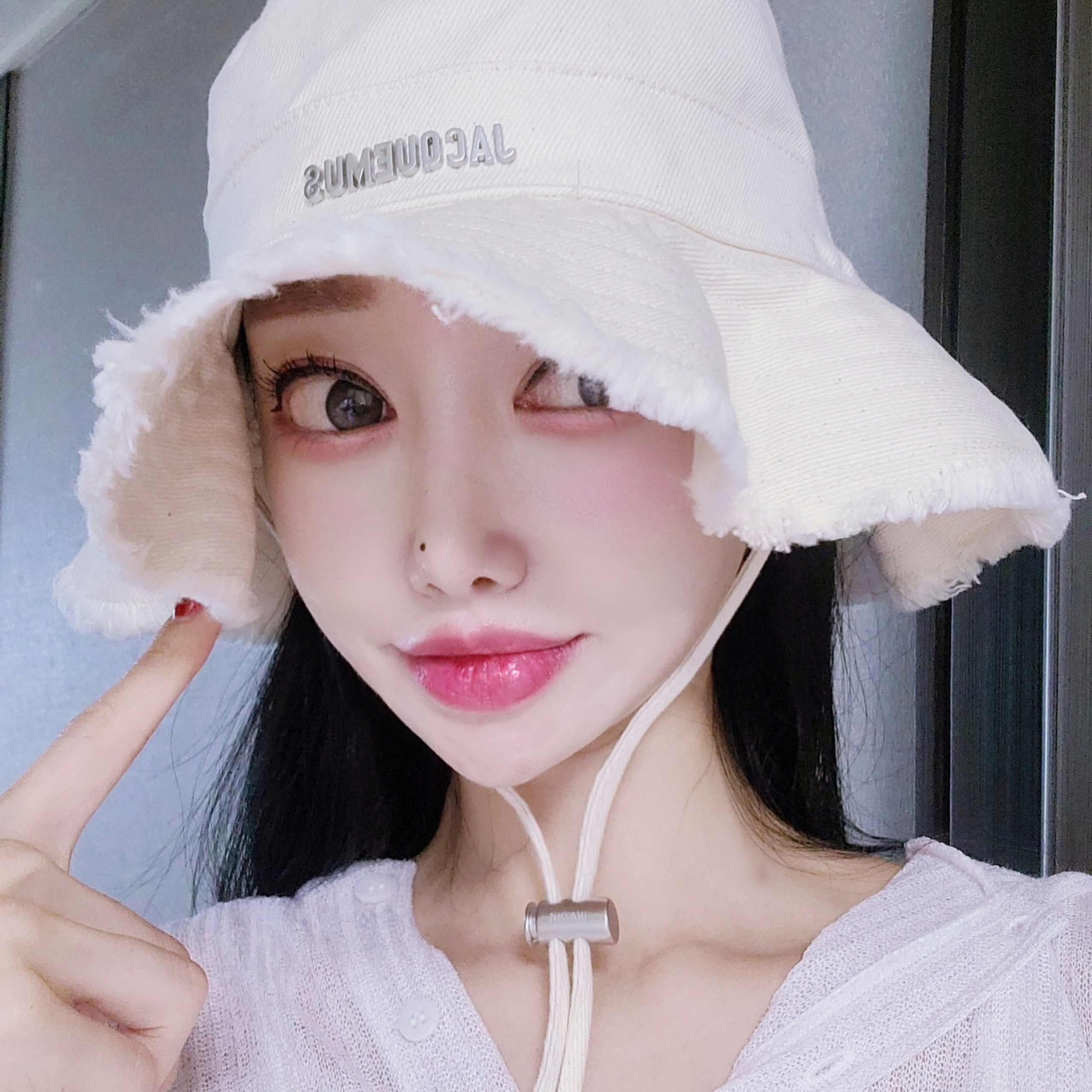 Jacquemus Le Bob Artichaut Bucket Hat Off White 착용 스타일
