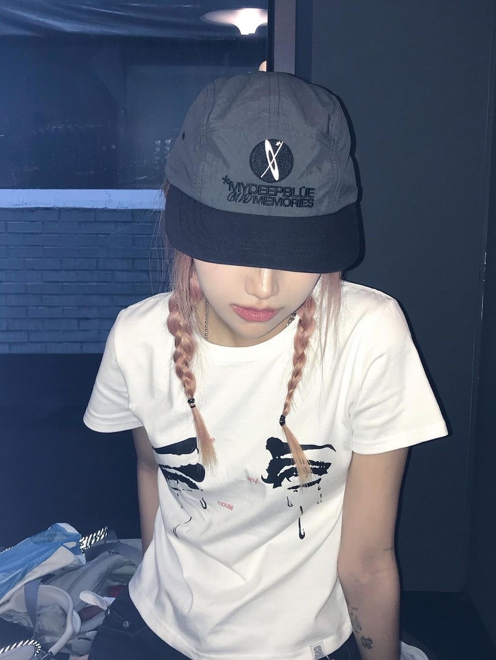 Thevinylhouse Crying T-Shirt White, Thevinylhouse Crying T-Shirt Charcoal 착용 스타일 - 1