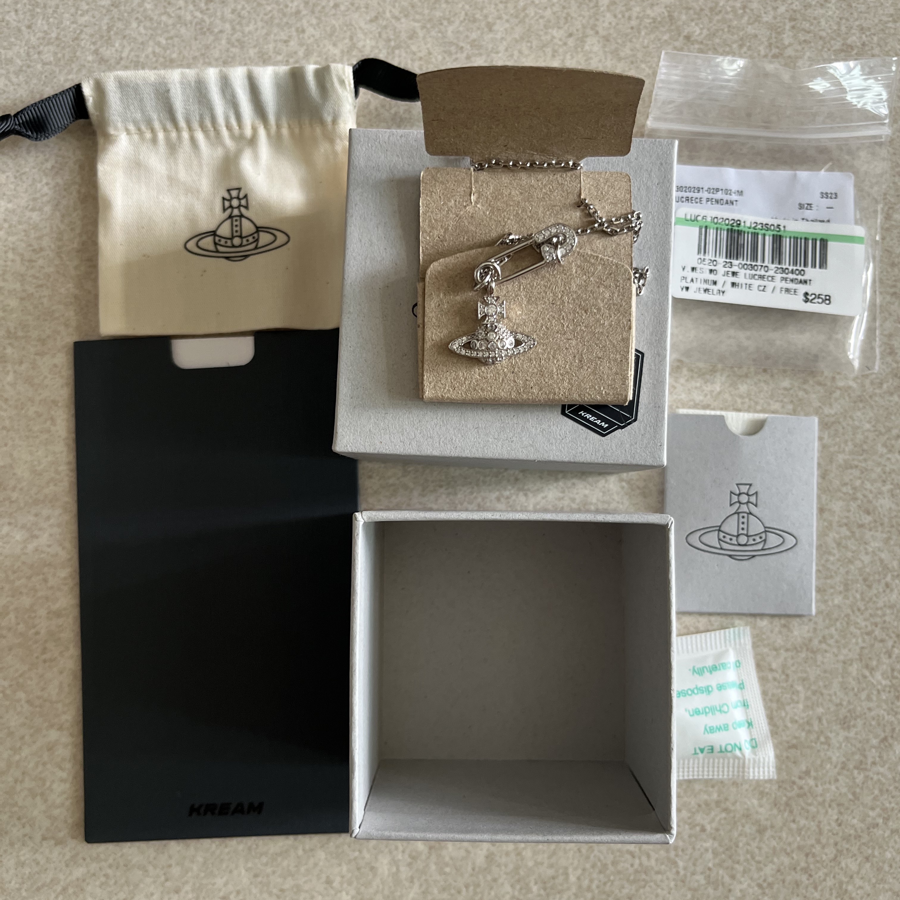 Vivienne Westwood Lucrece Pendant Silver 착용 스타일