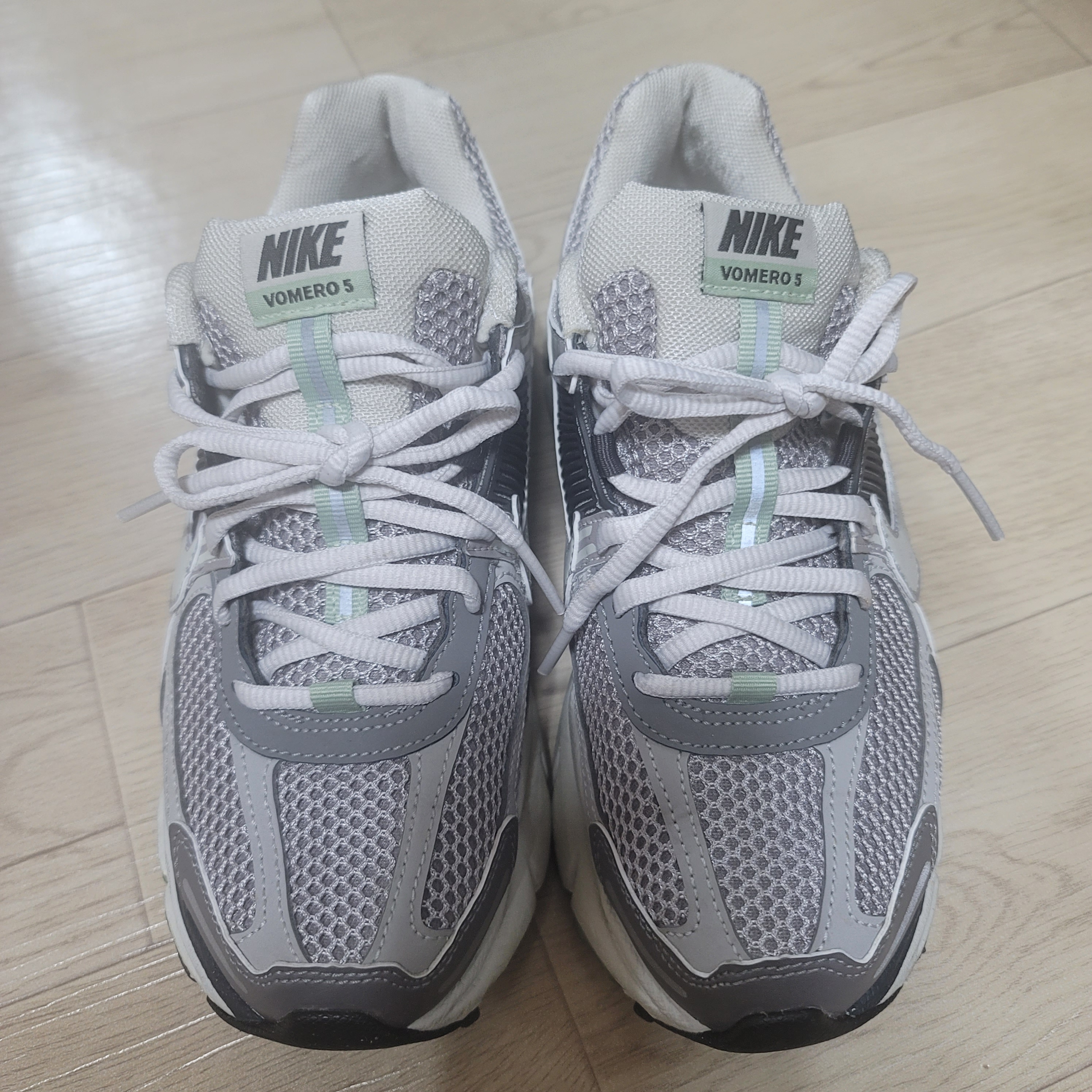 (W) Nike Zoom Vomero 5 Cobblestone and Flat Pewter 착용 스타일
