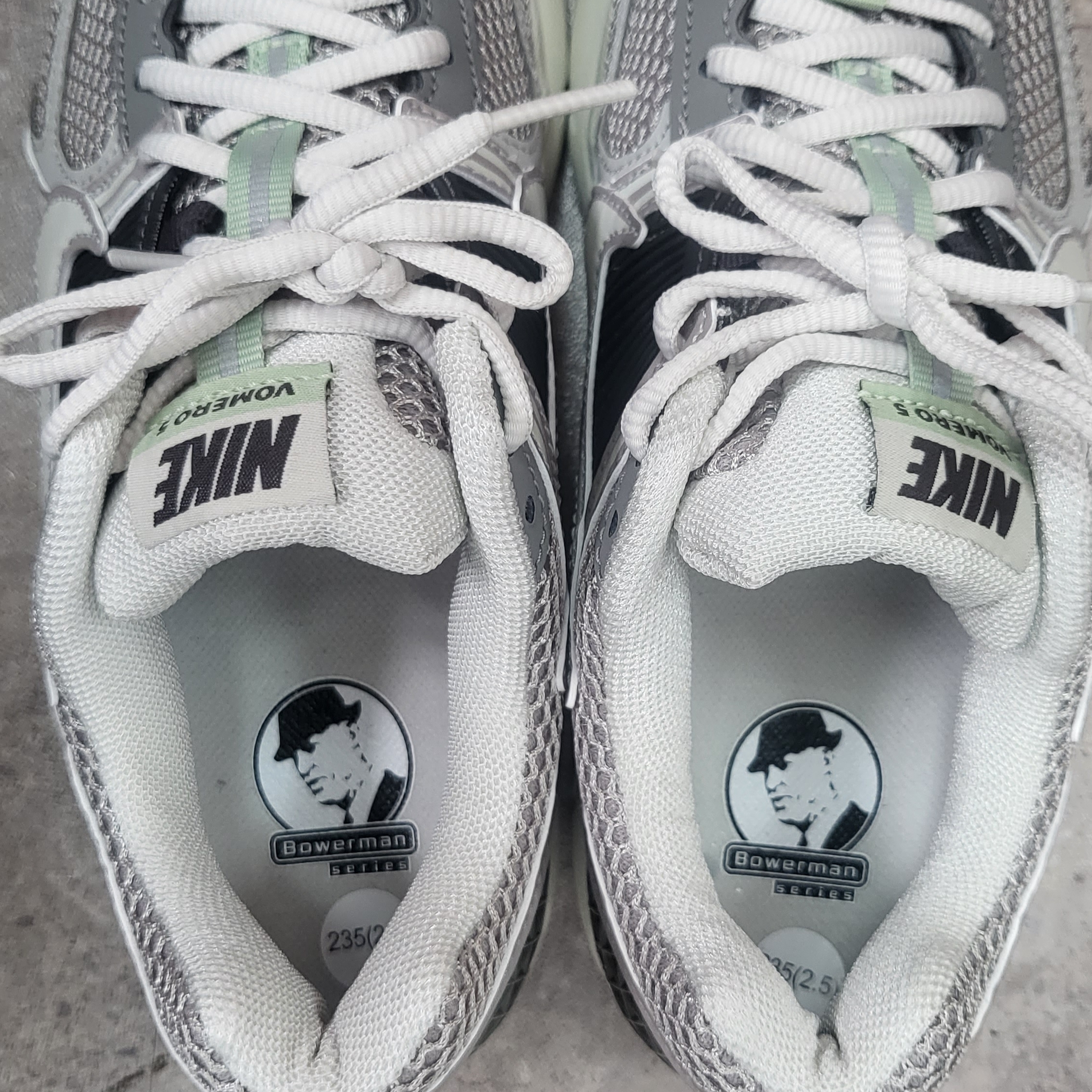 (W) Nike Zoom Vomero 5 Cobblestone and Flat Pewter 착용 스타일 - 3