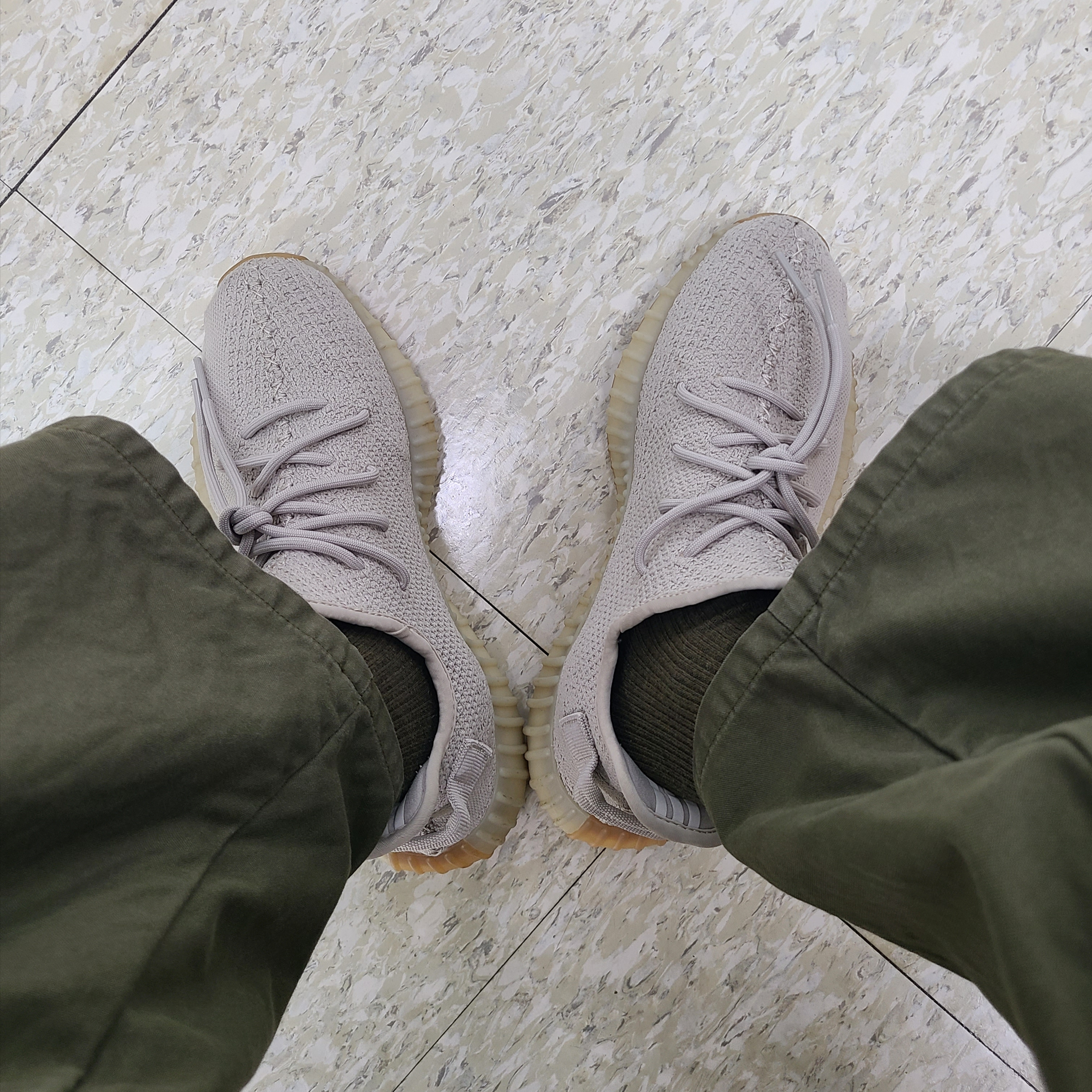 Adidas Yeezy Boost 350 V2 Sesame 2022 착용 스타일 - 1