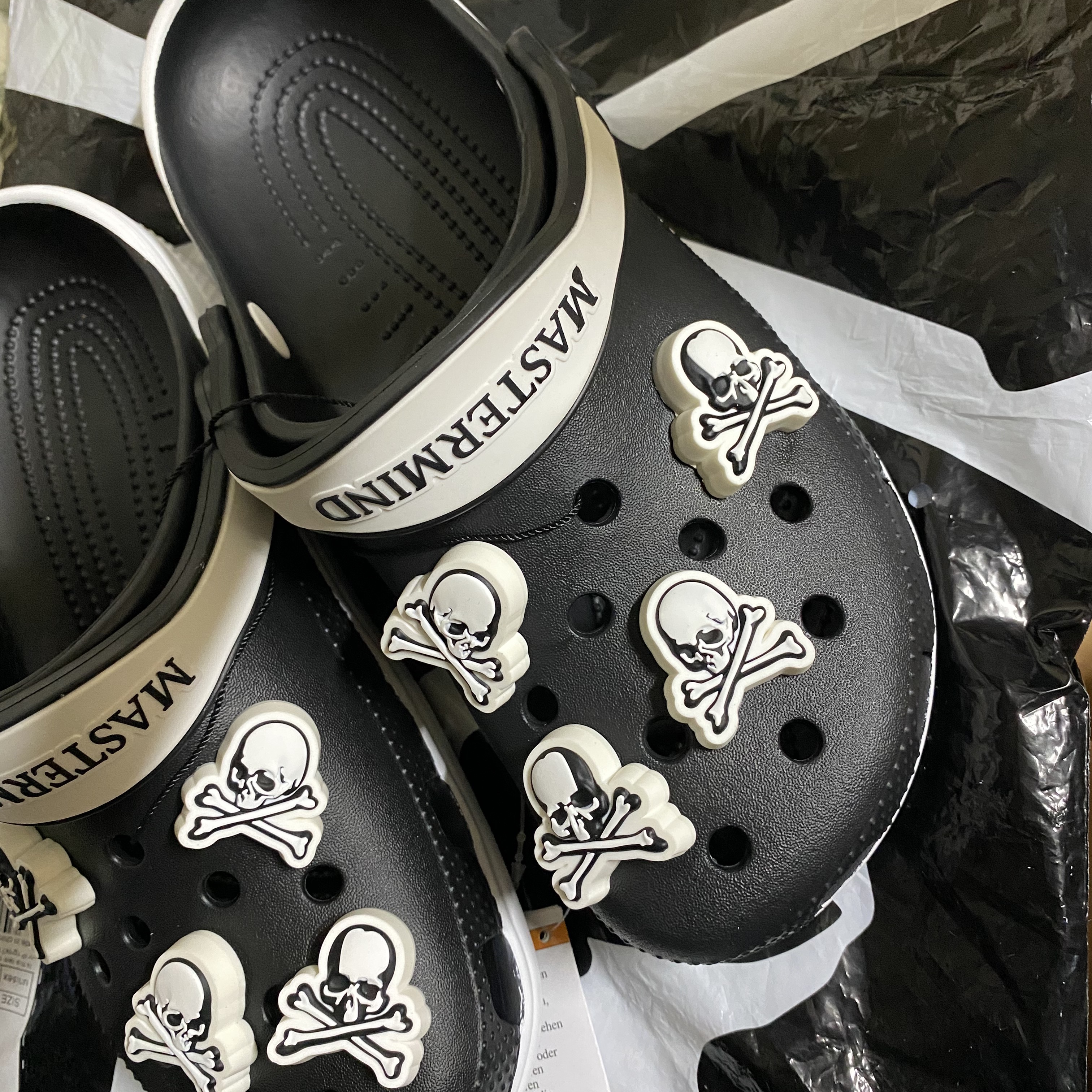 Crocs x Mastermind Classic Clog Black White 착용 스타일