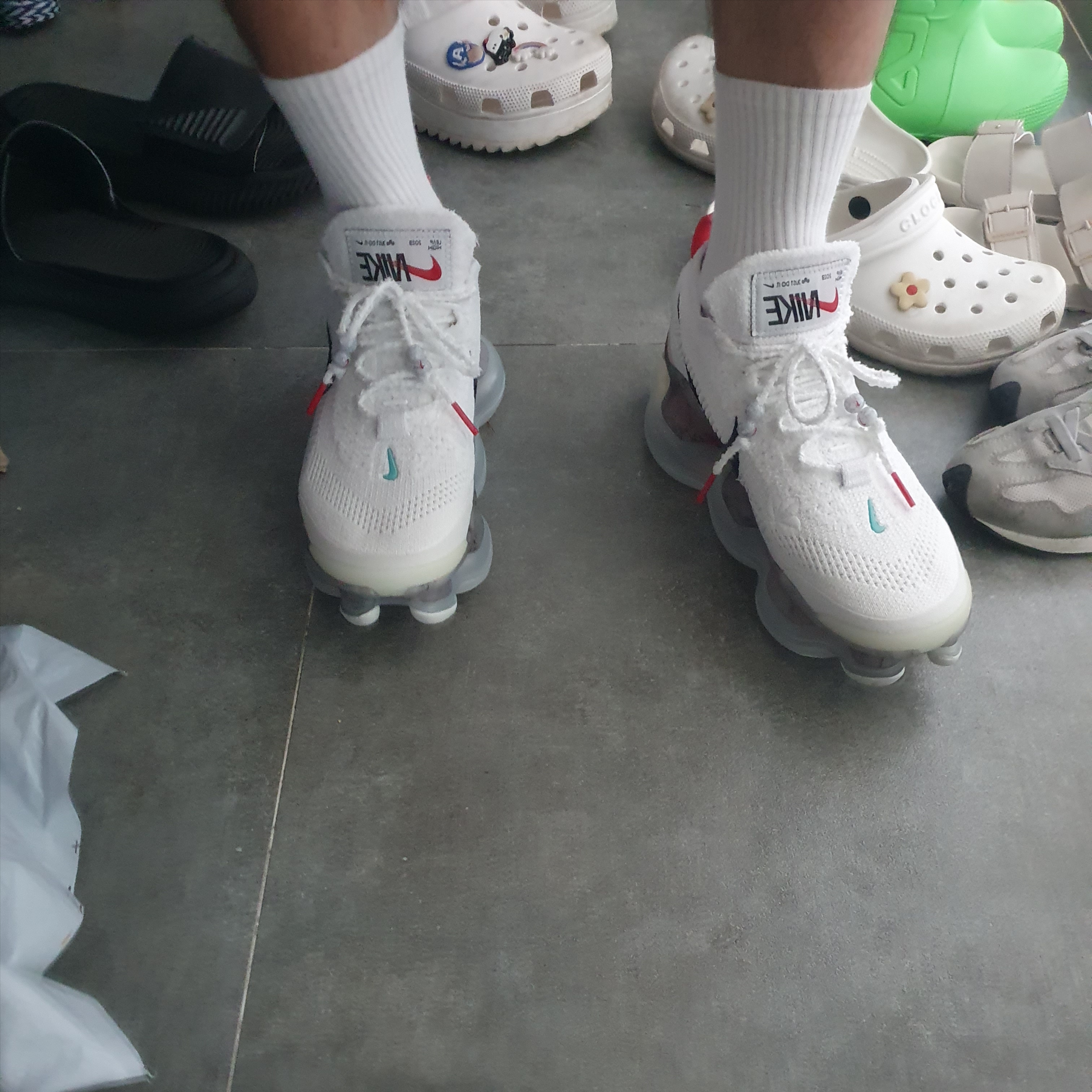 Nike Air Max Scorpion Flyknit Summit White 착용 스타일