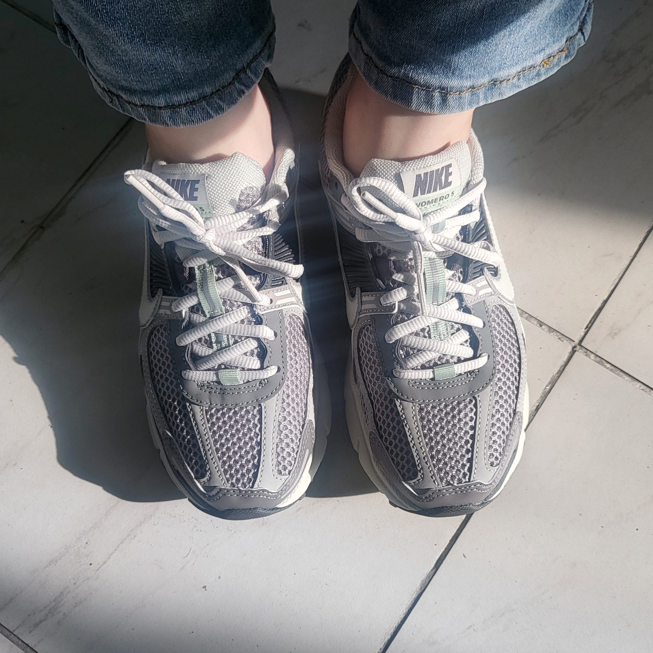 (W) Nike Zoom Vomero 5 Cobblestone and Flat Pewter 착용 스타일 - 2