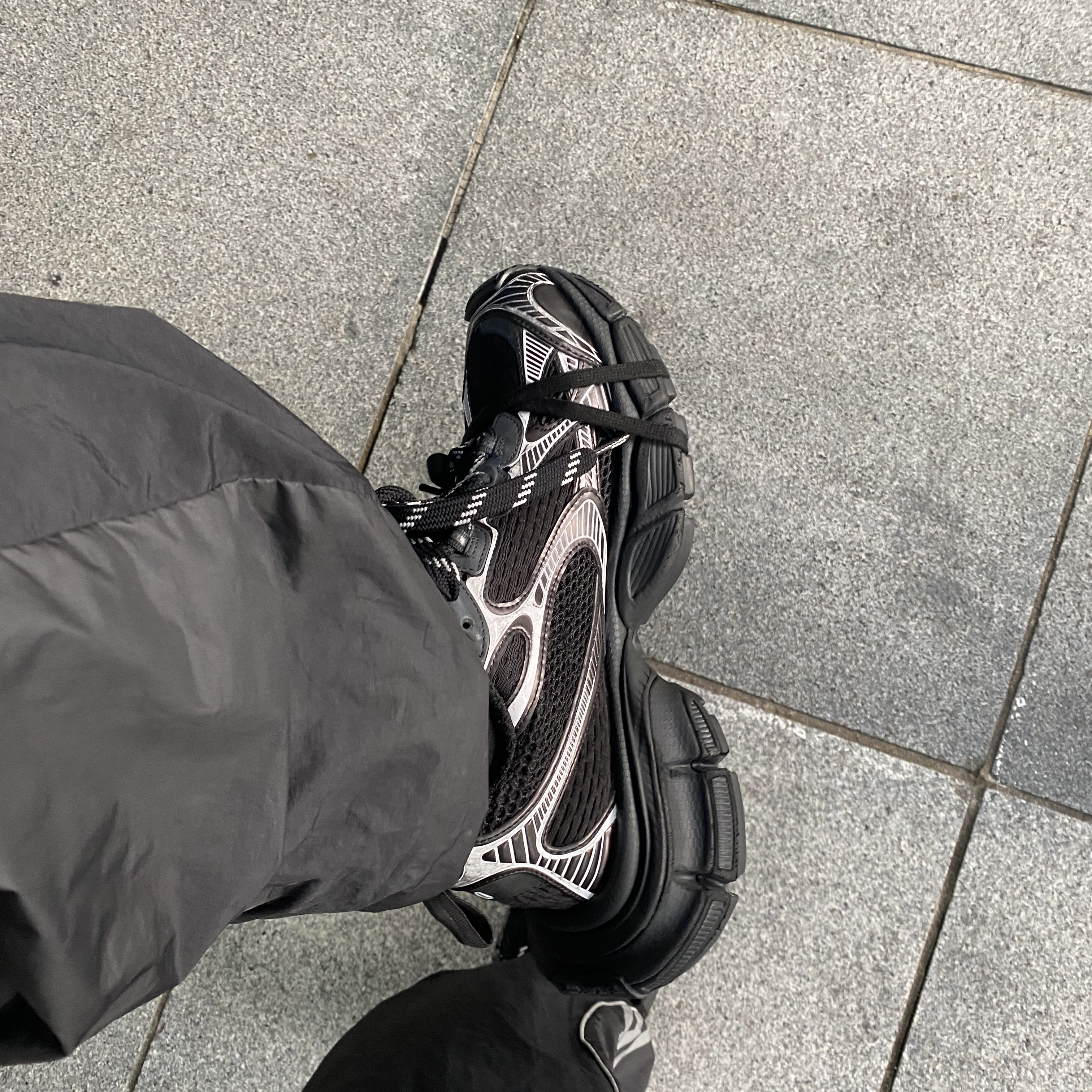 Balenciaga 3XL Sneakers Black White 착용 스타일