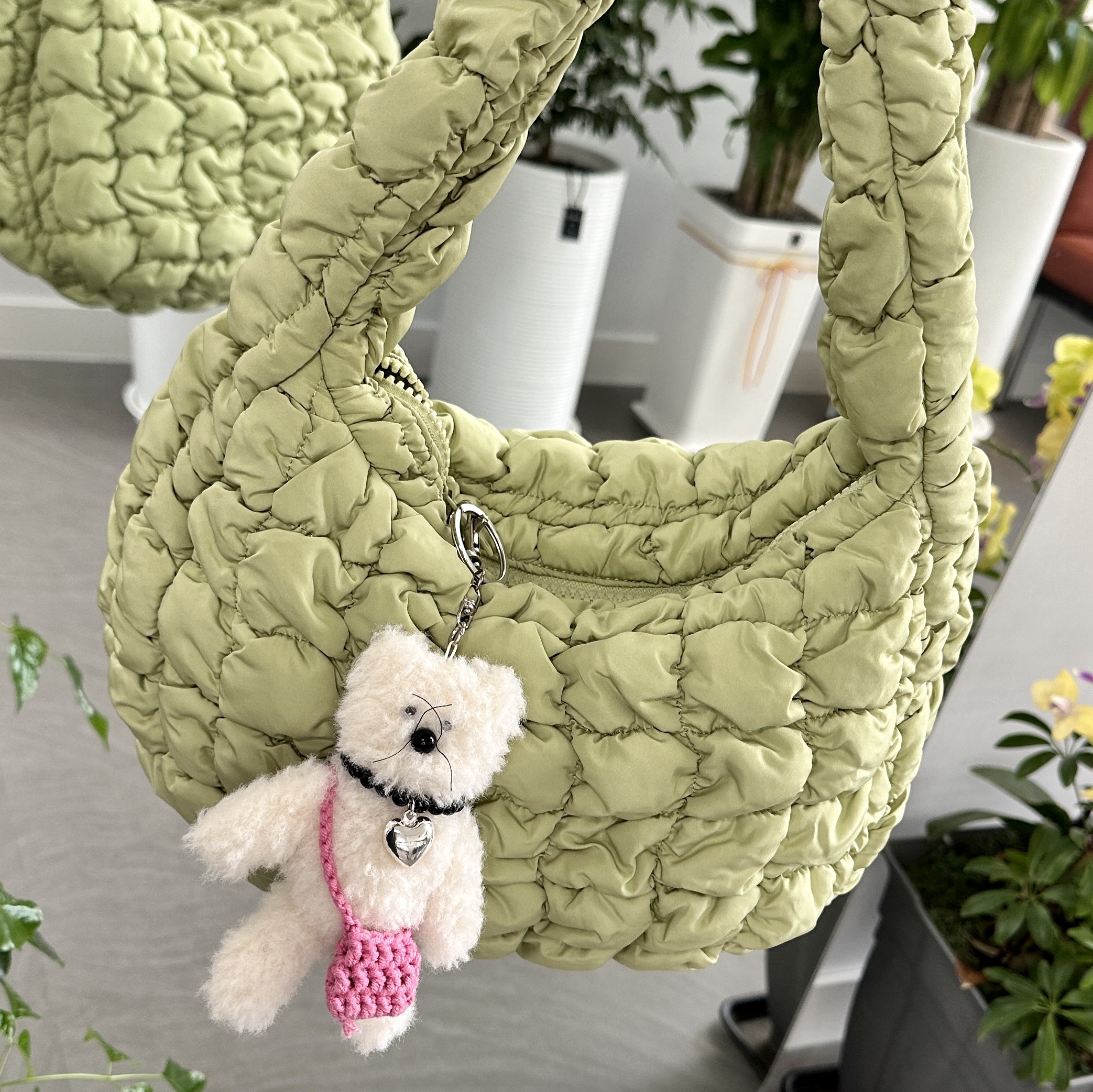 COS Quilted Mini Bag Light Green 착용 스타일 - 1