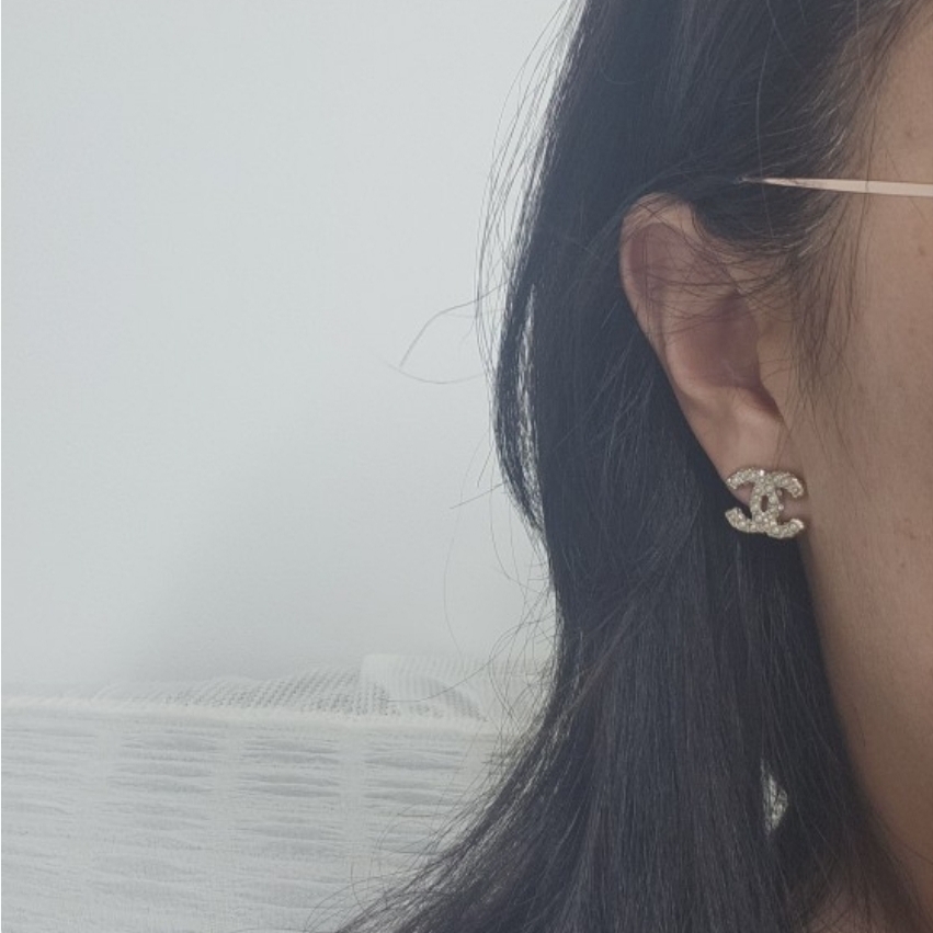 (W) Chanel Earrings Metal Glass Pearls Strass & Gold Pearly White Crystal 착용 스타일
