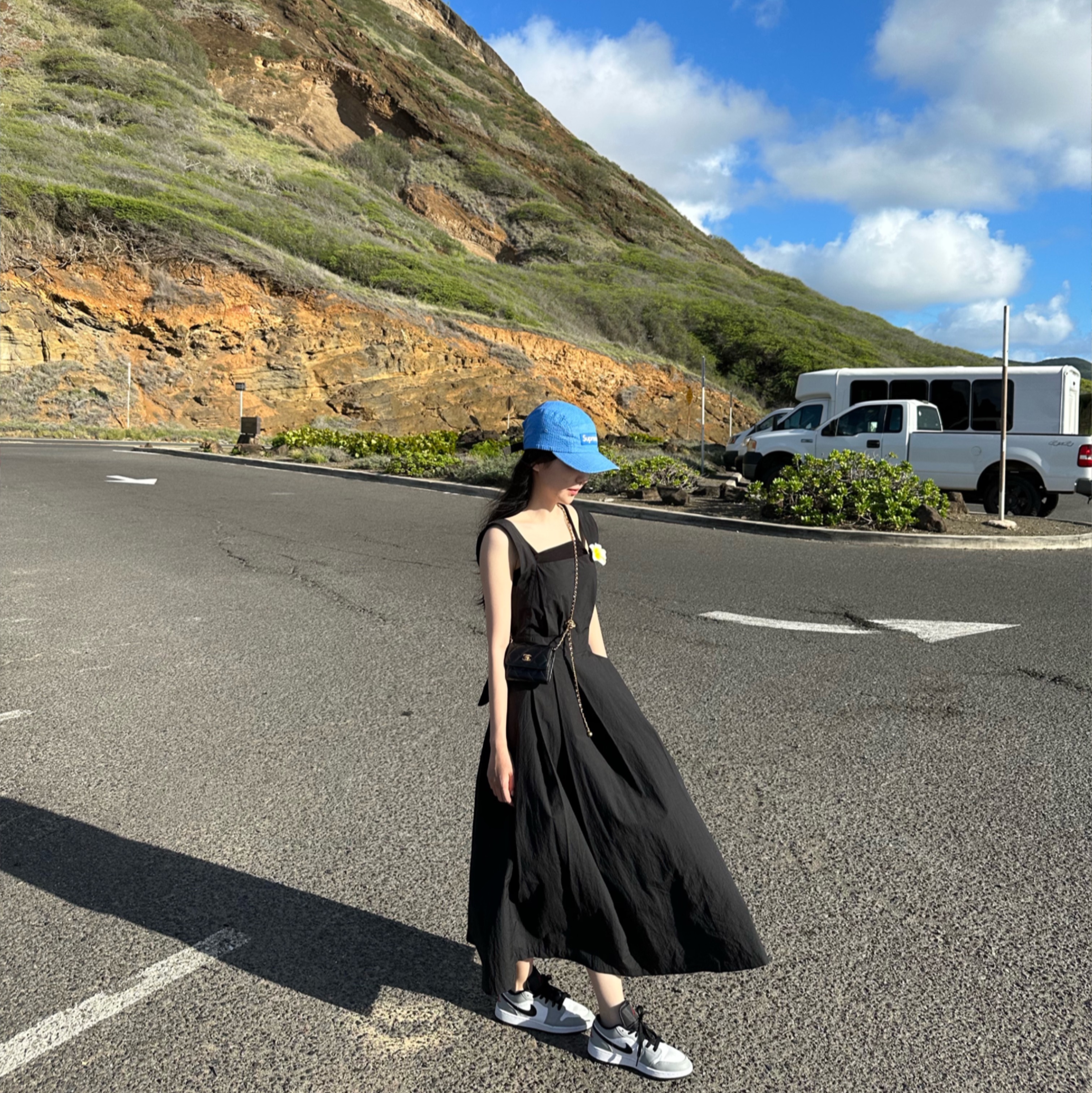 Chanel Clutch With Chain Lambskin & Gold Black, Supreme Washed Seersucker Camp Cap Blue - 22SS 착용 스타일