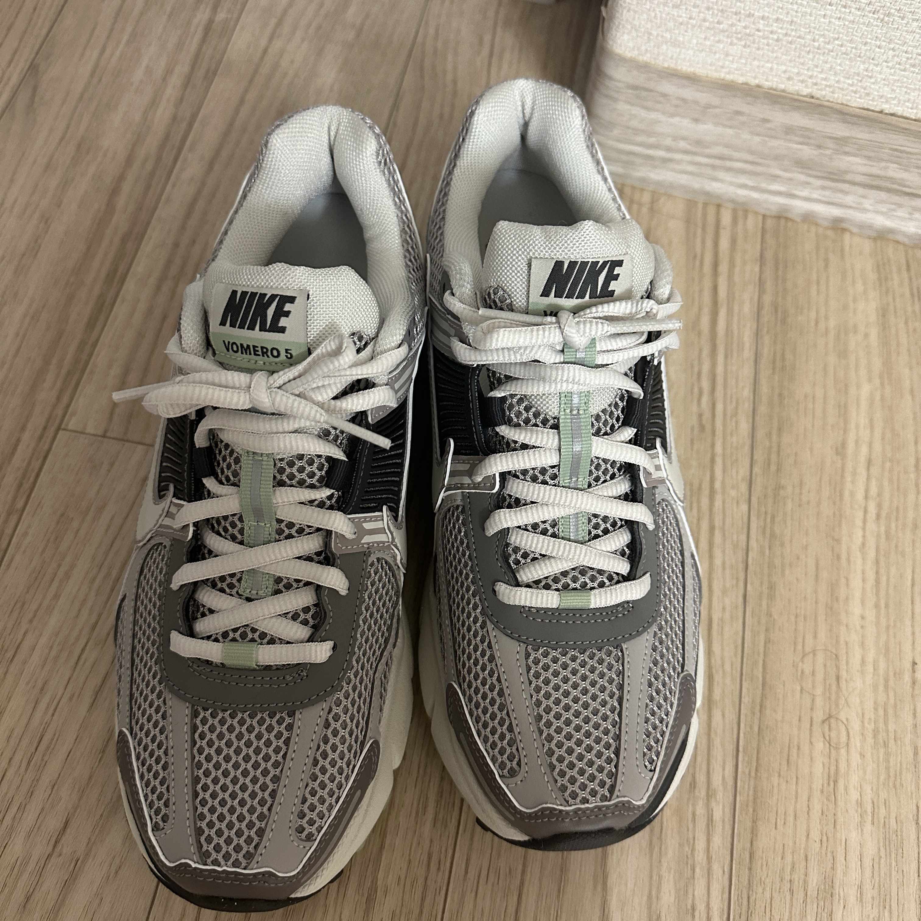 (W) Nike Zoom Vomero 5 Cobblestone and Flat Pewter 착용 스타일