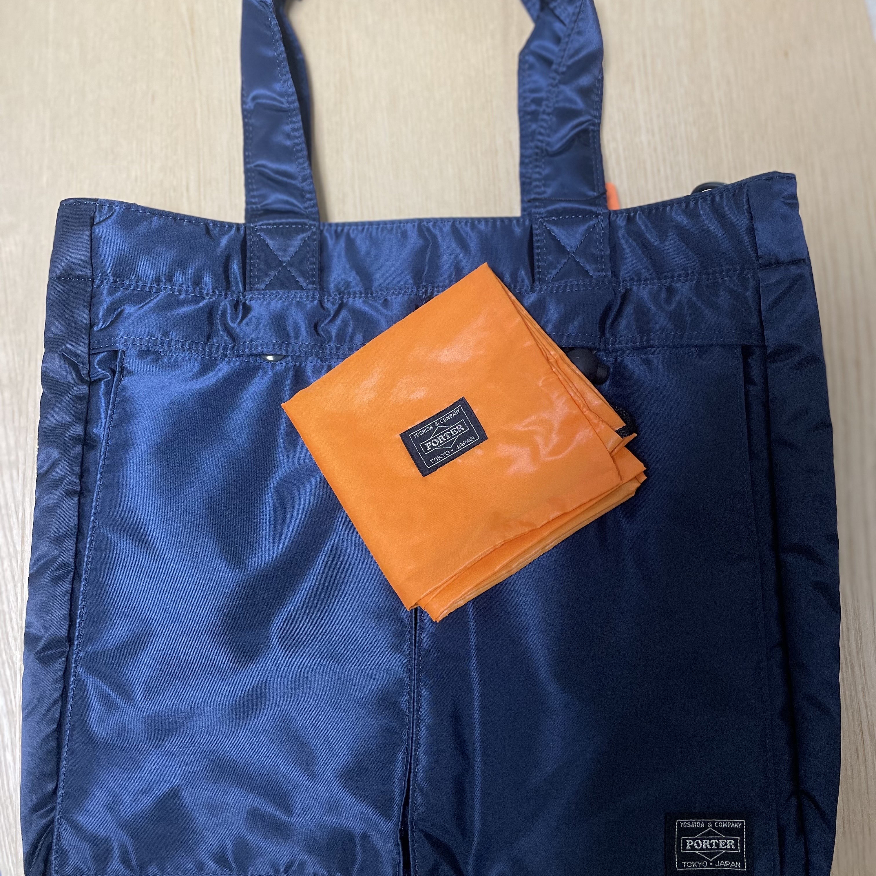 Porter Tanker 2Way Tote Bag Iron Blue 착용 스타일 - 2