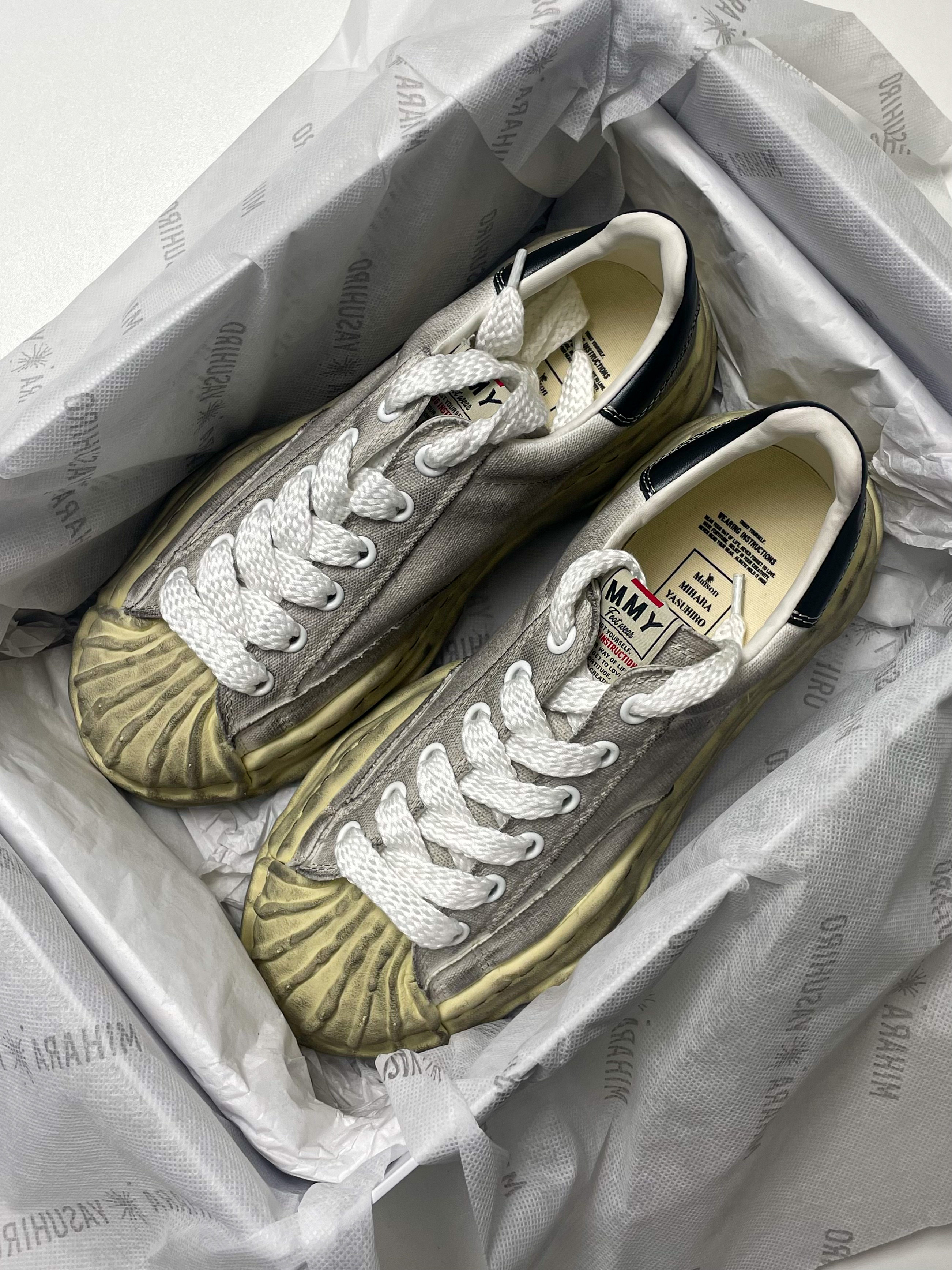 Maison Mihara Yasuhiro Blakey OG Sole Distressed Canvas Low-top Sneakers White 착용 스타일 - 2