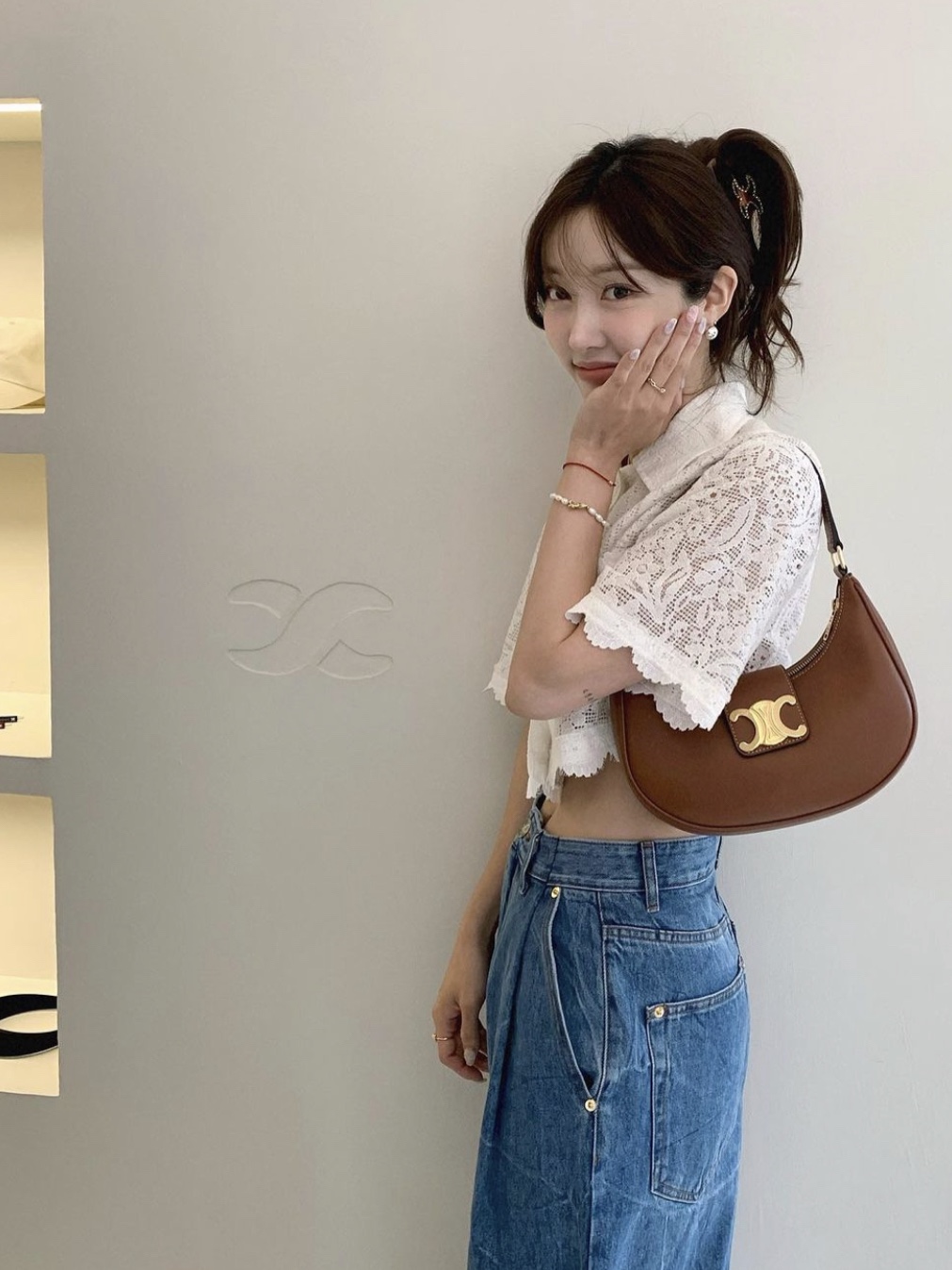 Celine Medium Ava Triomphe Bag in Smooth Calfskin Tan 착용 스타일