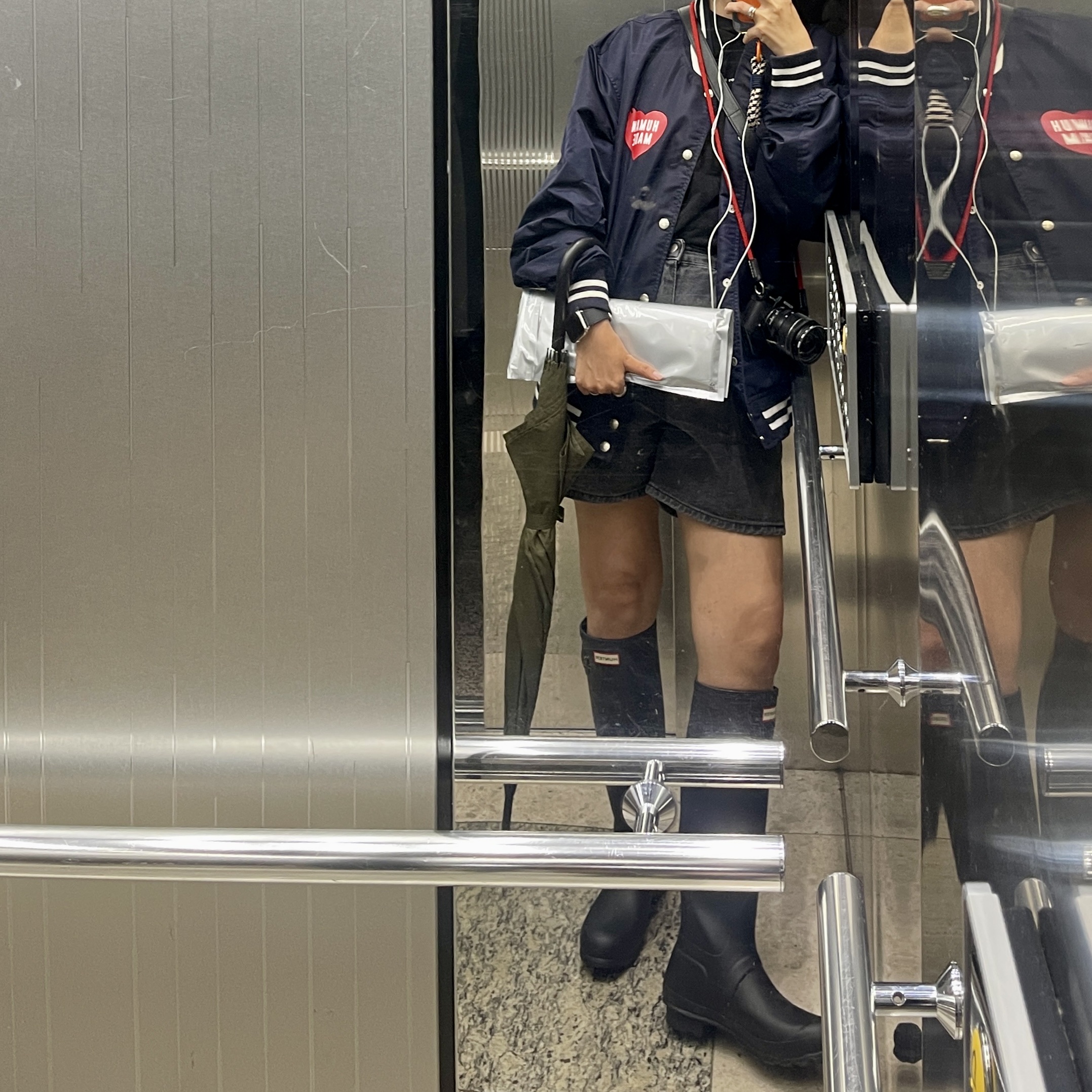 (W) Hunter Original Tall Rain Boots Navy, Human Made Nylon Stadium Jacket Navy 착용 스타일