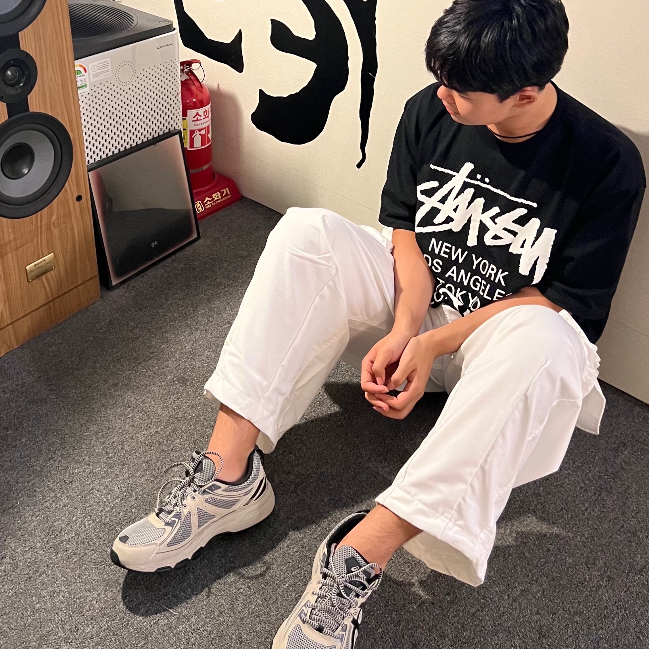 Asics Gel-Venture 6 Feather Grey Black, Stussy World Tour T-Shirt Black 2023 착용 스타일 - 1