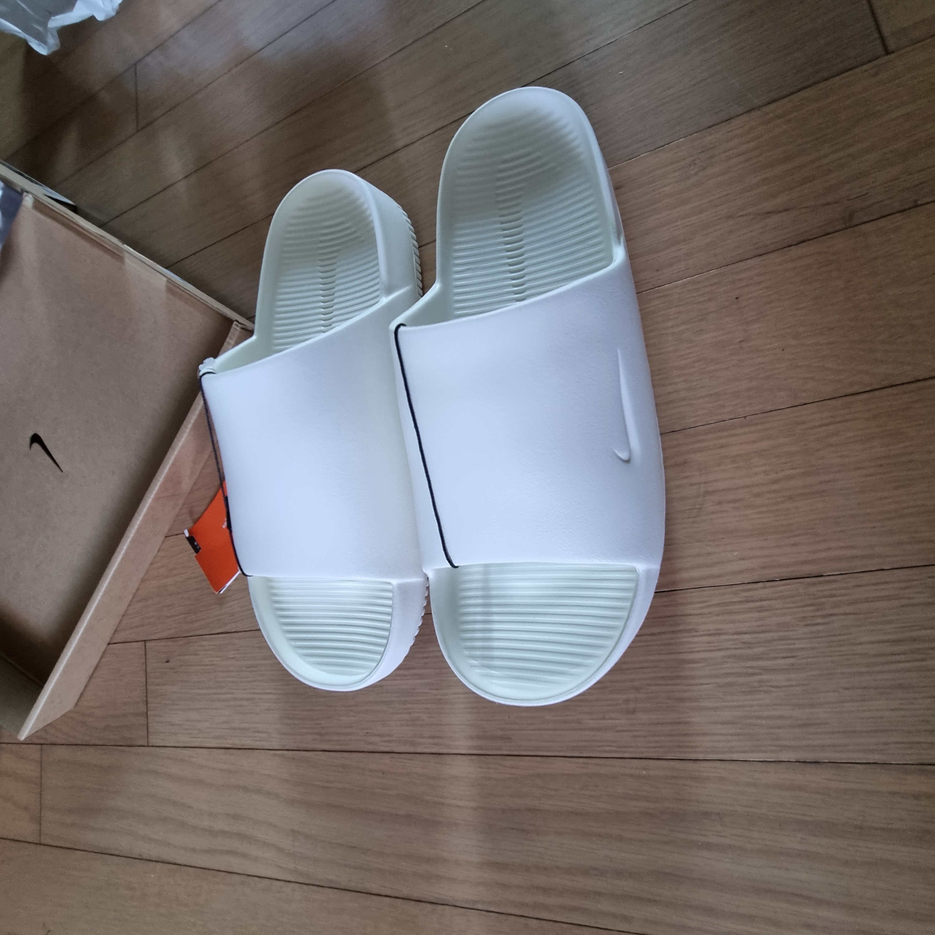 Nike Calm Slide Sail 착용 스타일 - 4