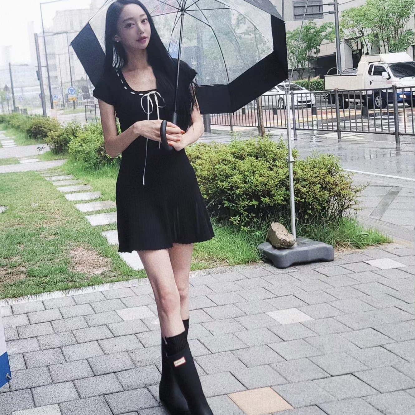 (W) Hunter Play Tall Wellington Rain Boots Black 착용 스타일 - 1