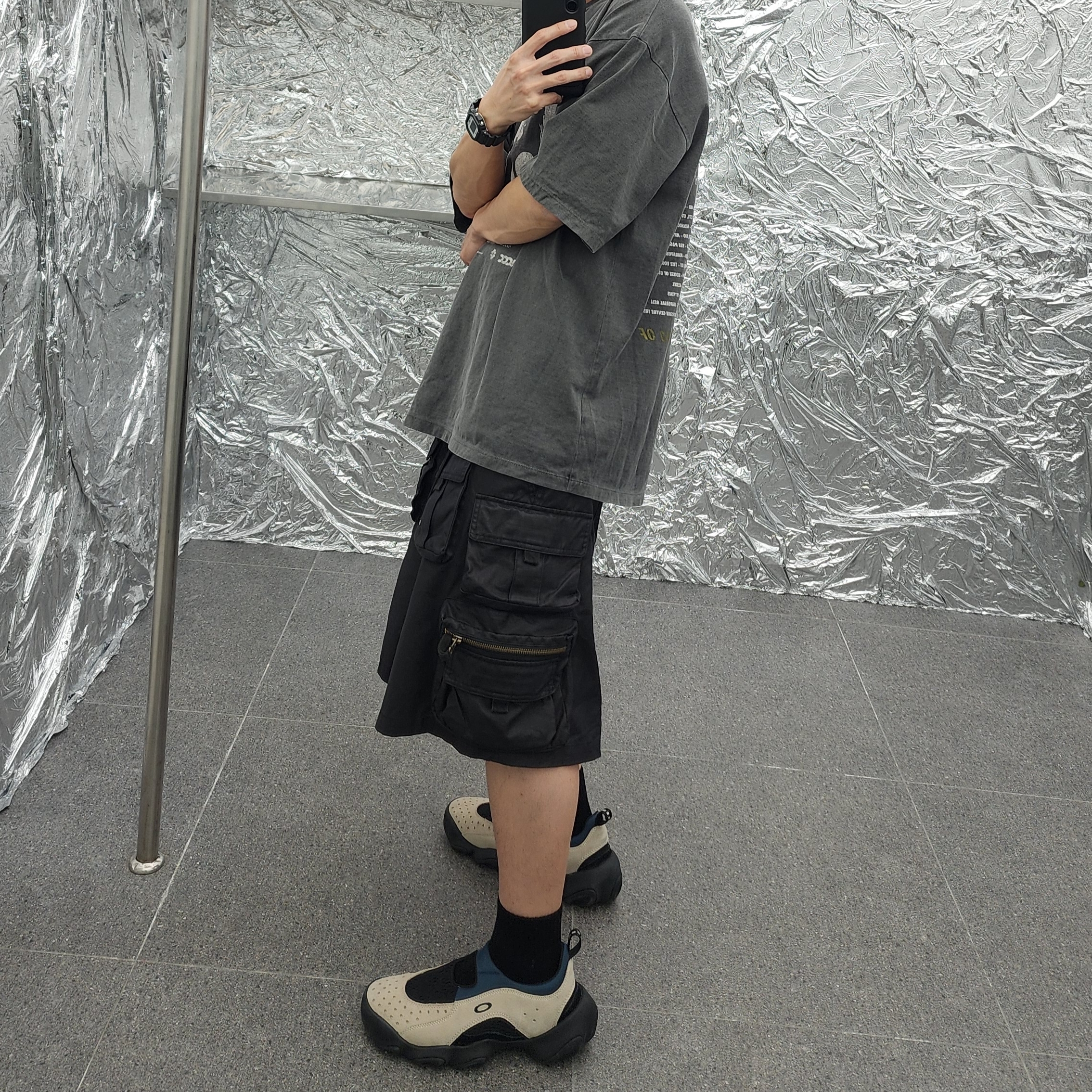 Oakley Factory Team x Brain Dead Flesh Sandal Sand Blue, Undermycar Skal Multi Cargo Vintage Shorts Wren - 23SS 착용 스타일 - 1
