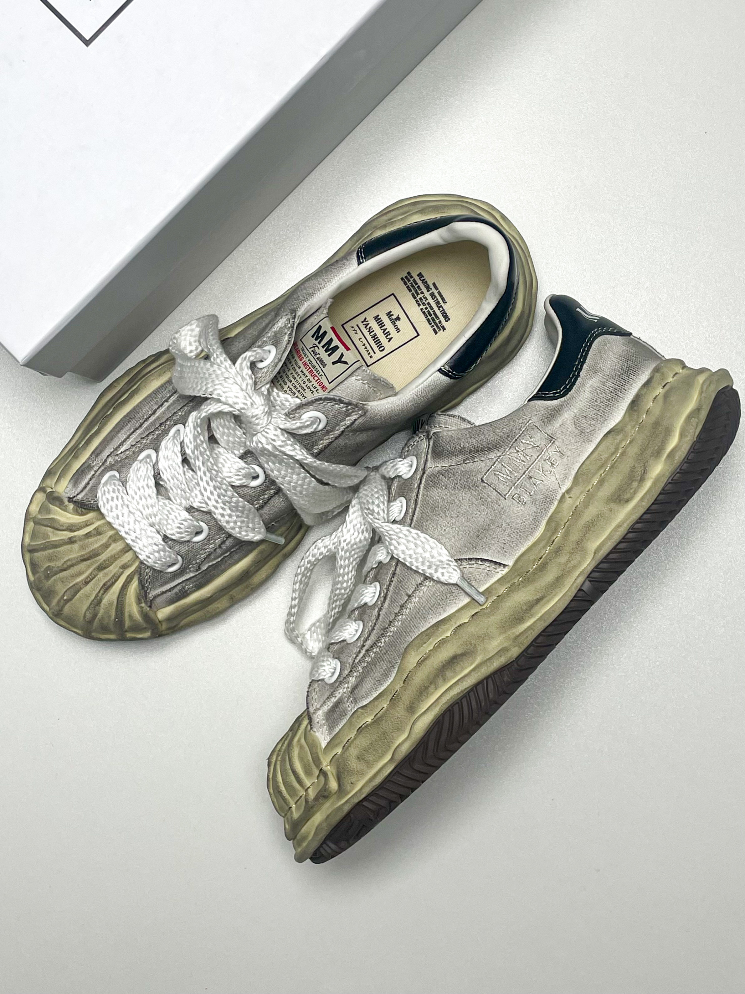 Maison Mihara Yasuhiro Blakey OG Sole Distressed Canvas Low-top Sneakers White 착용 스타일 - 1