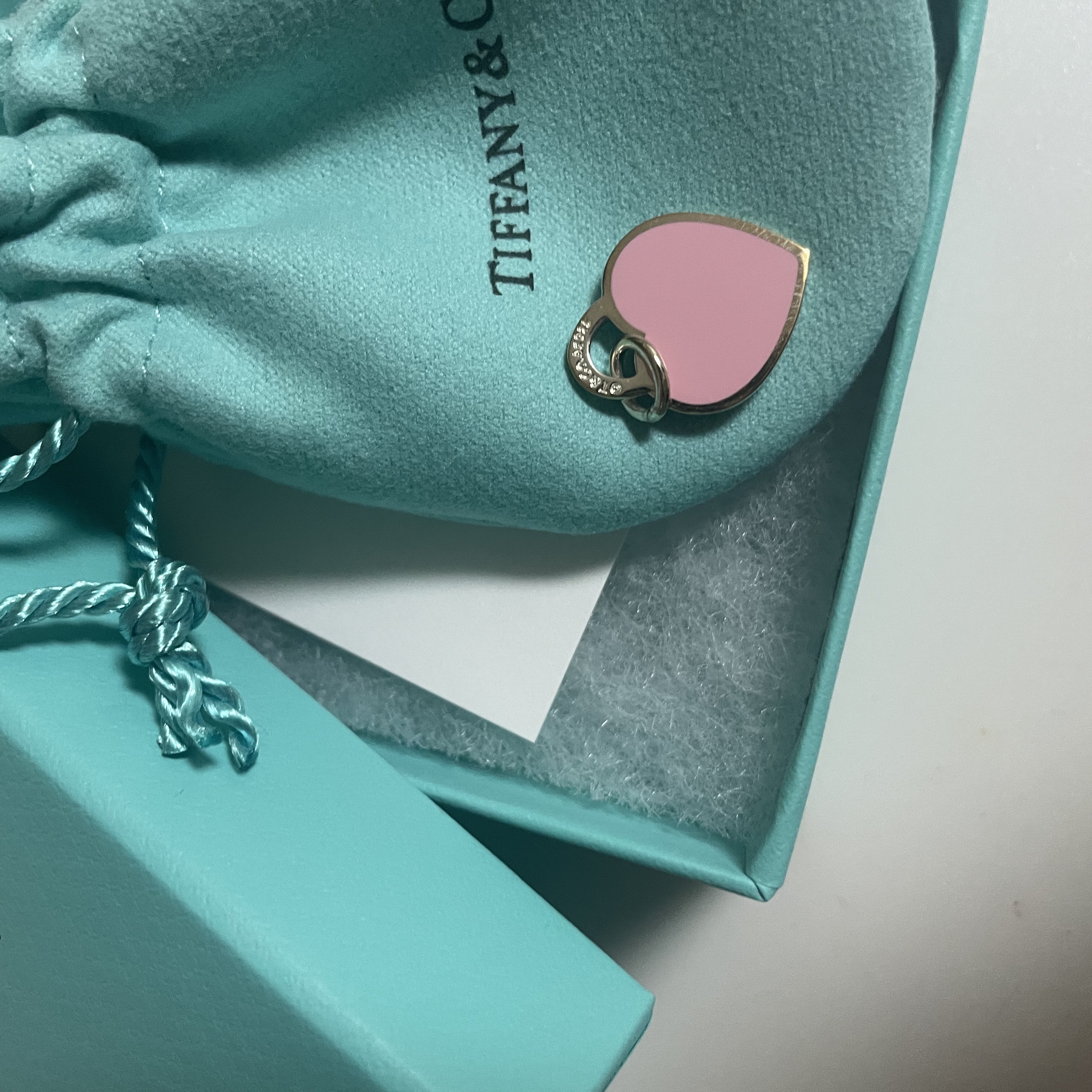 Tiffany & Co. Pink Small Heart Tag Charm Silver 착용 스타일