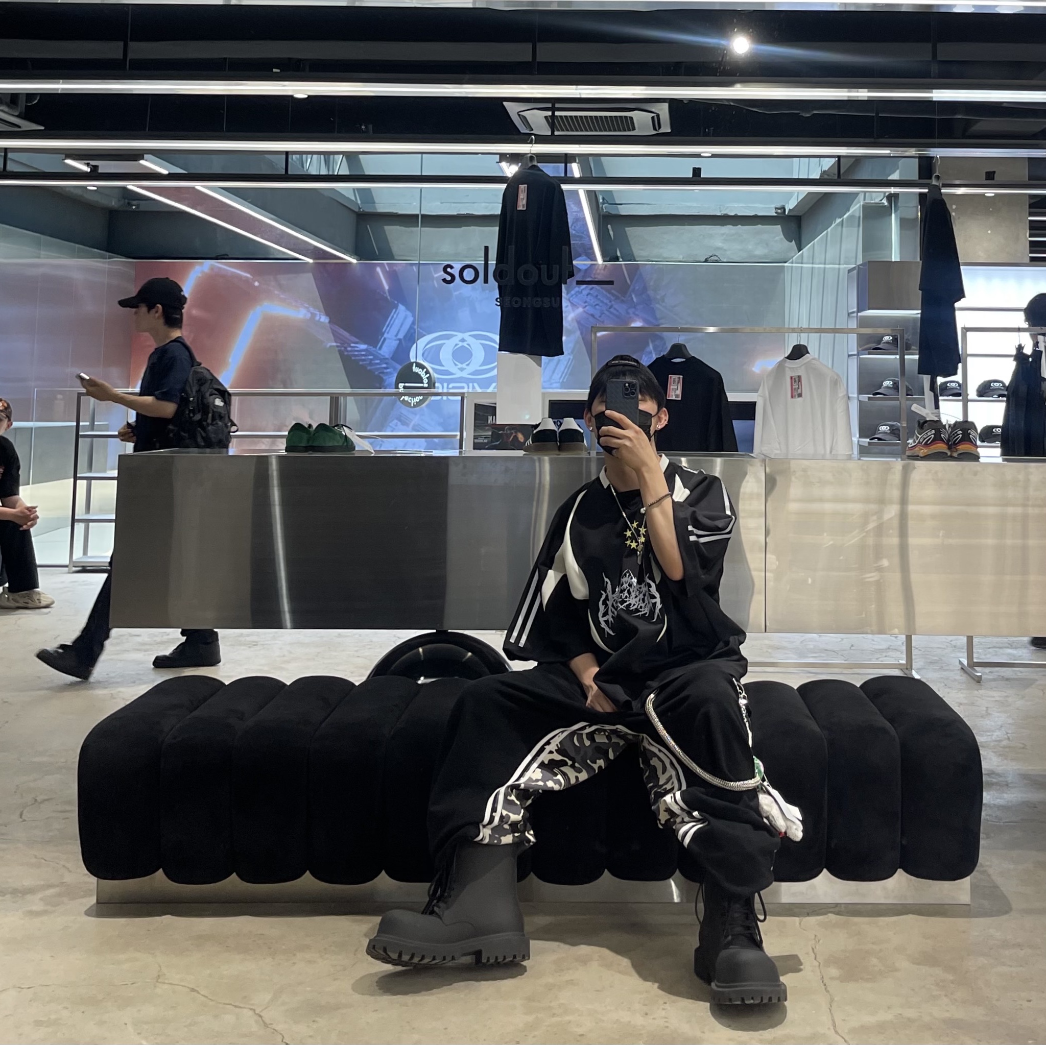 [KREAM 단독] Ourpas 058 Track Pants Brown, Balenciaga XL Army Boots Full Eva Black 착용 스타일 - 1