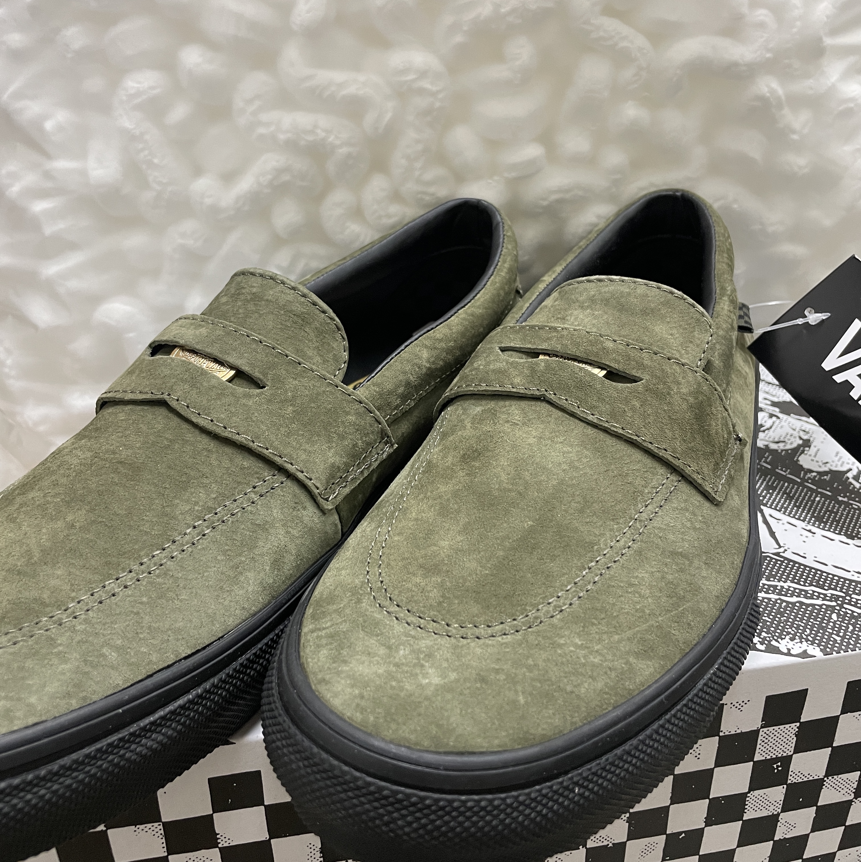 Vans x Beatrice Domond Skate Style 53 Dark Olive 착용 스타일 - 1