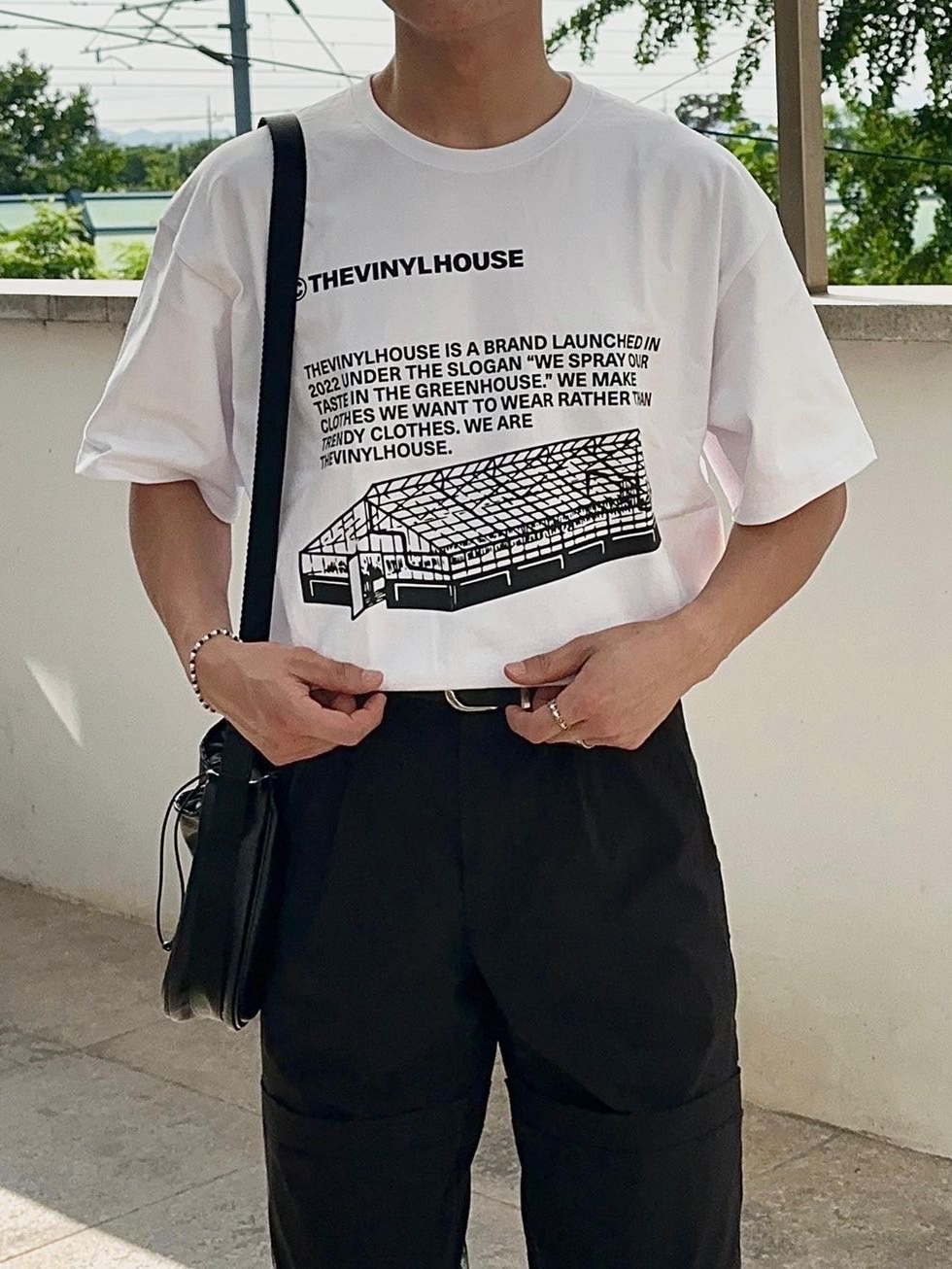 Thevinylhouse Slogan Lettering T-Shirt Blue, [KREAM 단독] Thevinylhouse Slogan Lettering T-Shirt Black 착용 스타일 - 2