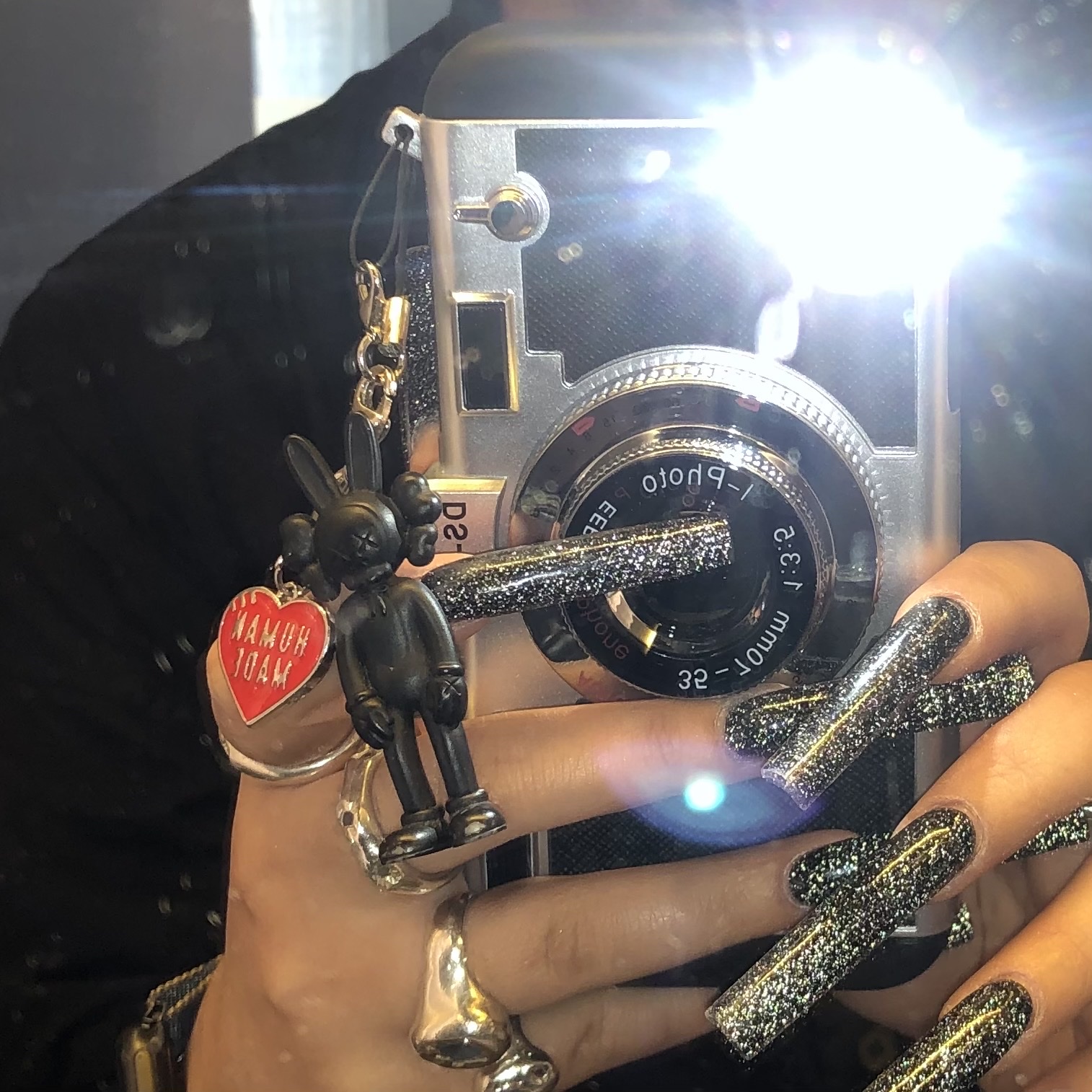 Human Made Heart Mini Keycharm Red, Kaws Tokyo First Accomplice Keychain Black 착용 스타일