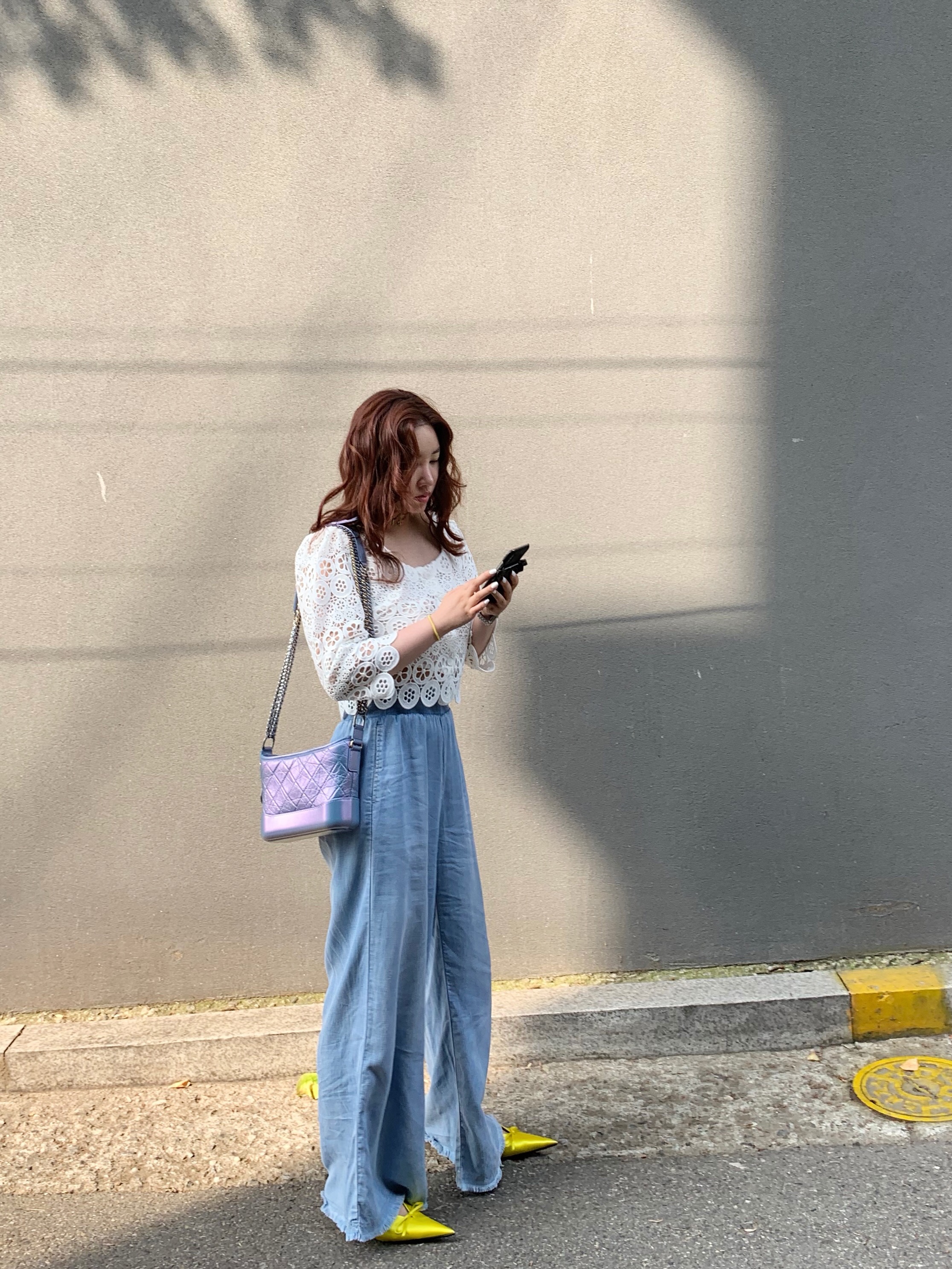 Chanel Gabrielle Small Hobo Bag Aged Calfskin & Gold Dark Grey, Chanel Gabrielle Small Hobo Bag Aged Calfskin & Gold White Black 착용 스타일
