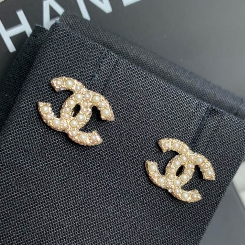(W) Chanel Earrings Metal Glass Pearls Strass & Gold Pearly White Crystal 착용 스타일