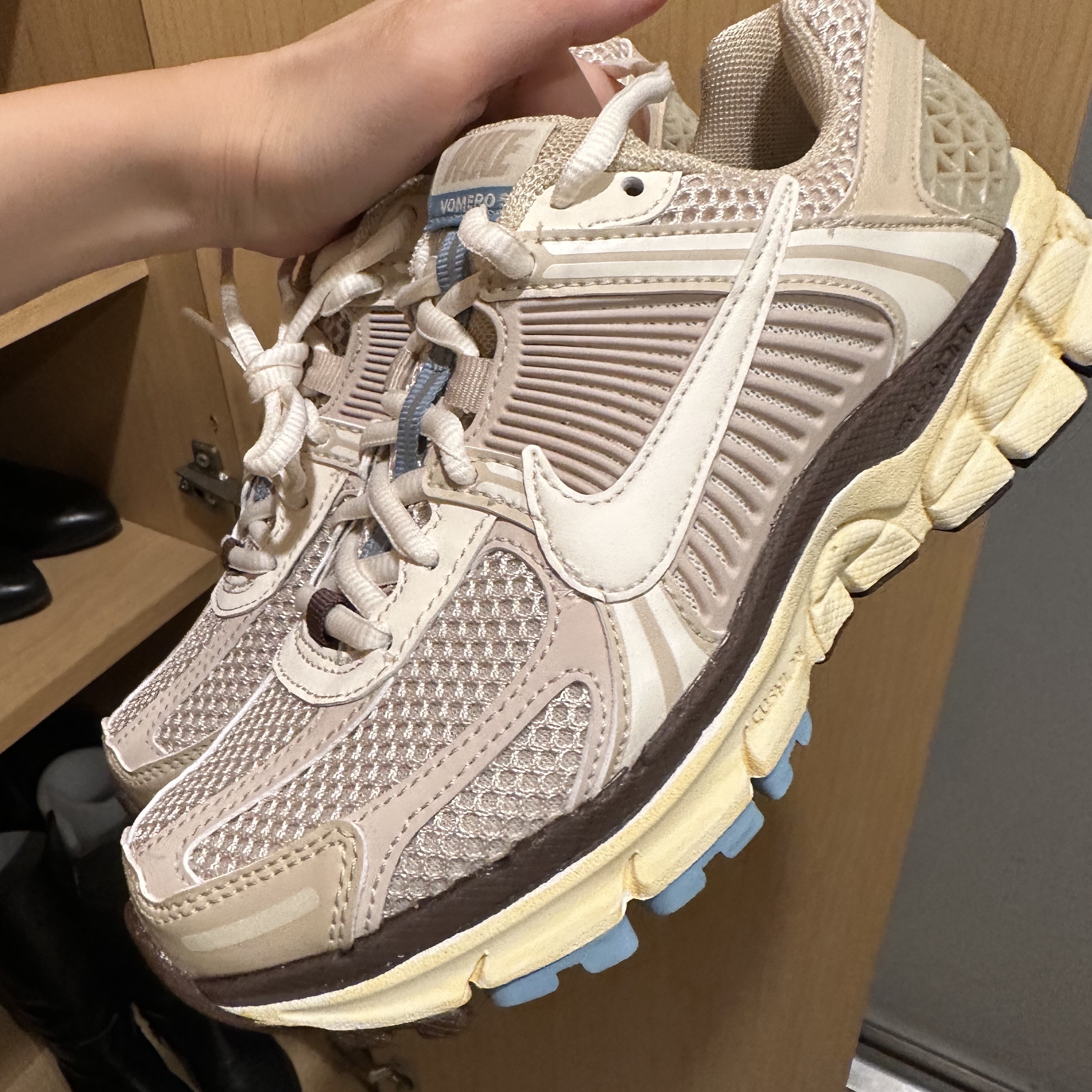 (W) Nike Zoom Vomero 5 Oatmeal 착용 스타일 - 2