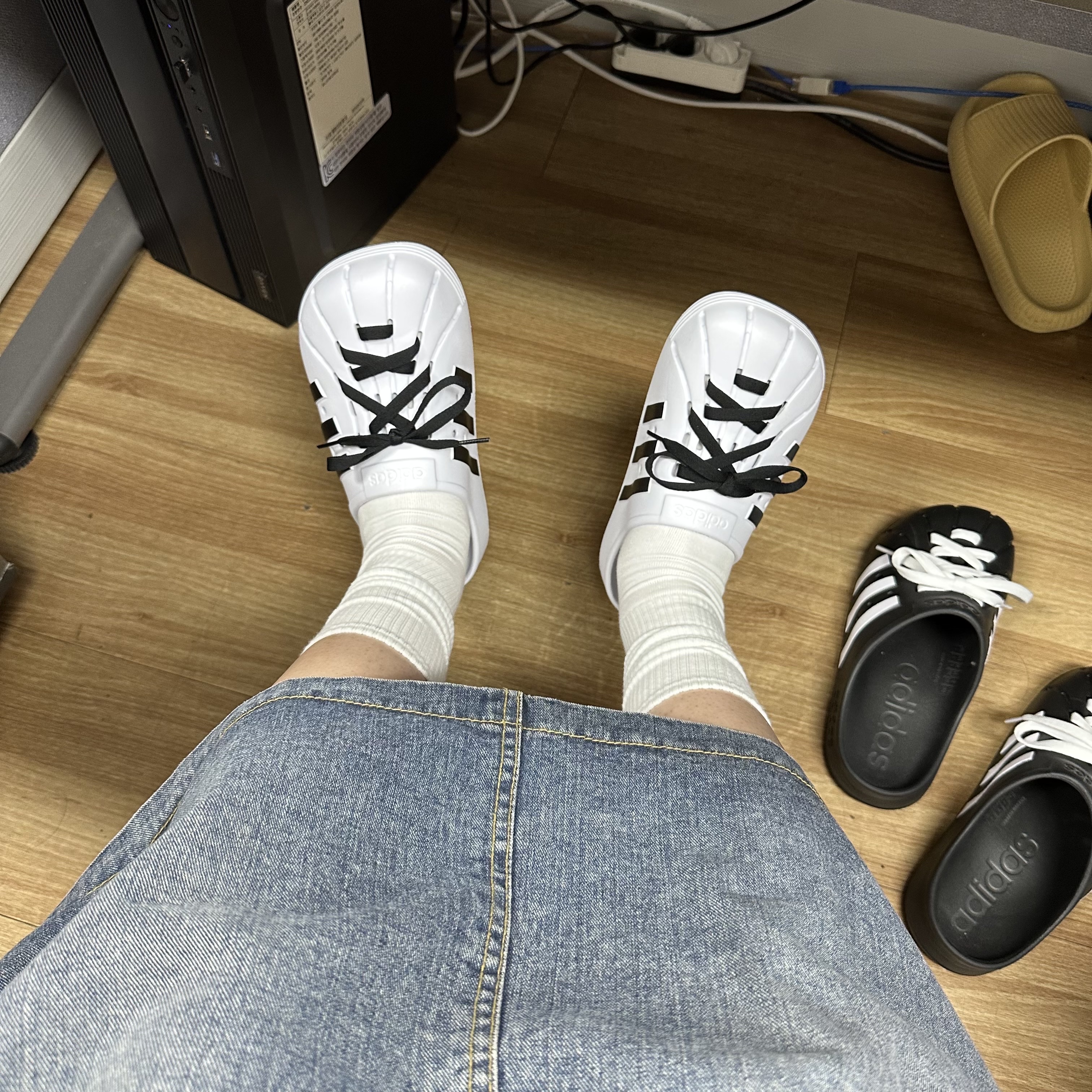 Adidas Adilette Clog White Black 착용 스타일