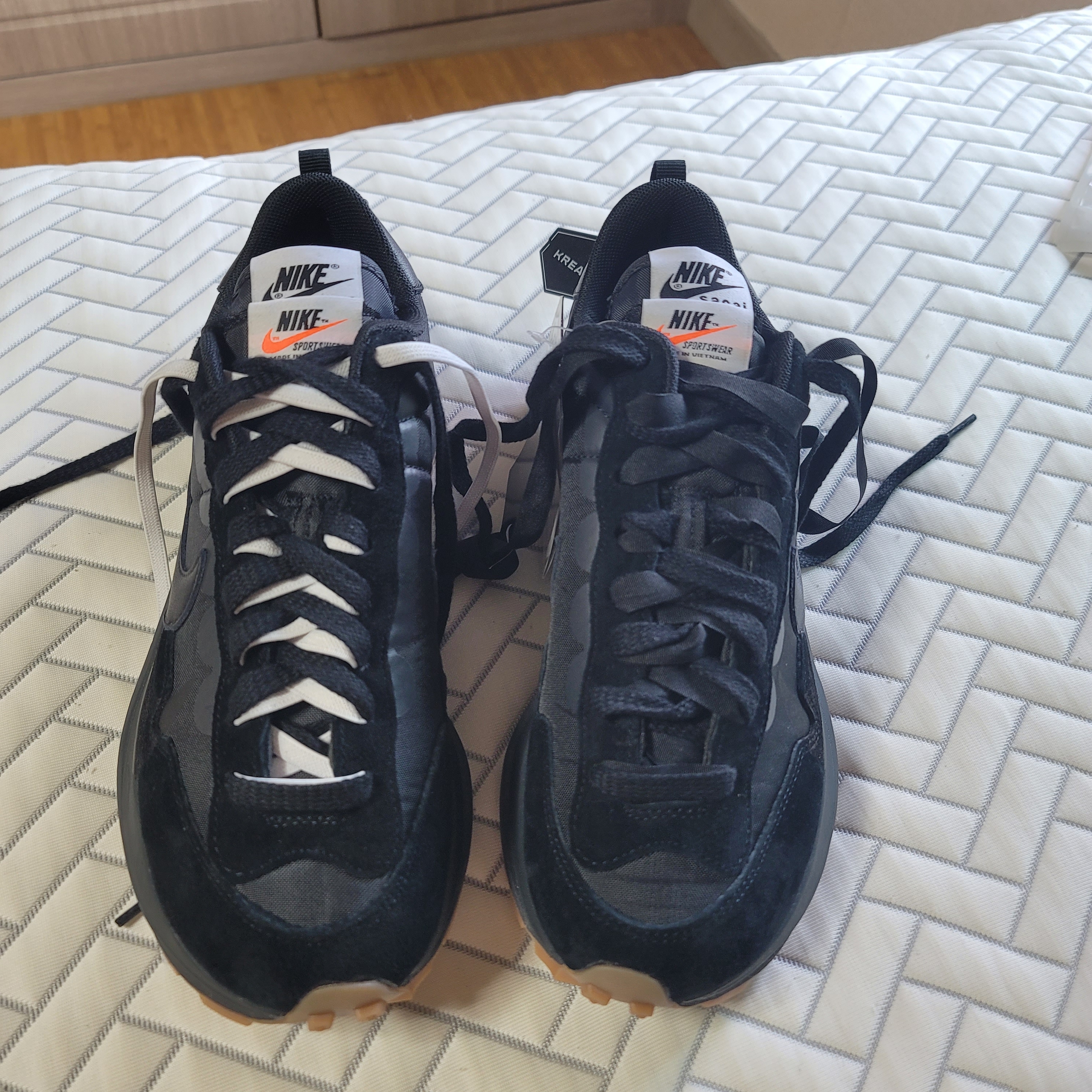 Nike x Sacai VaporWaffle Black and Gum 착용 스타일