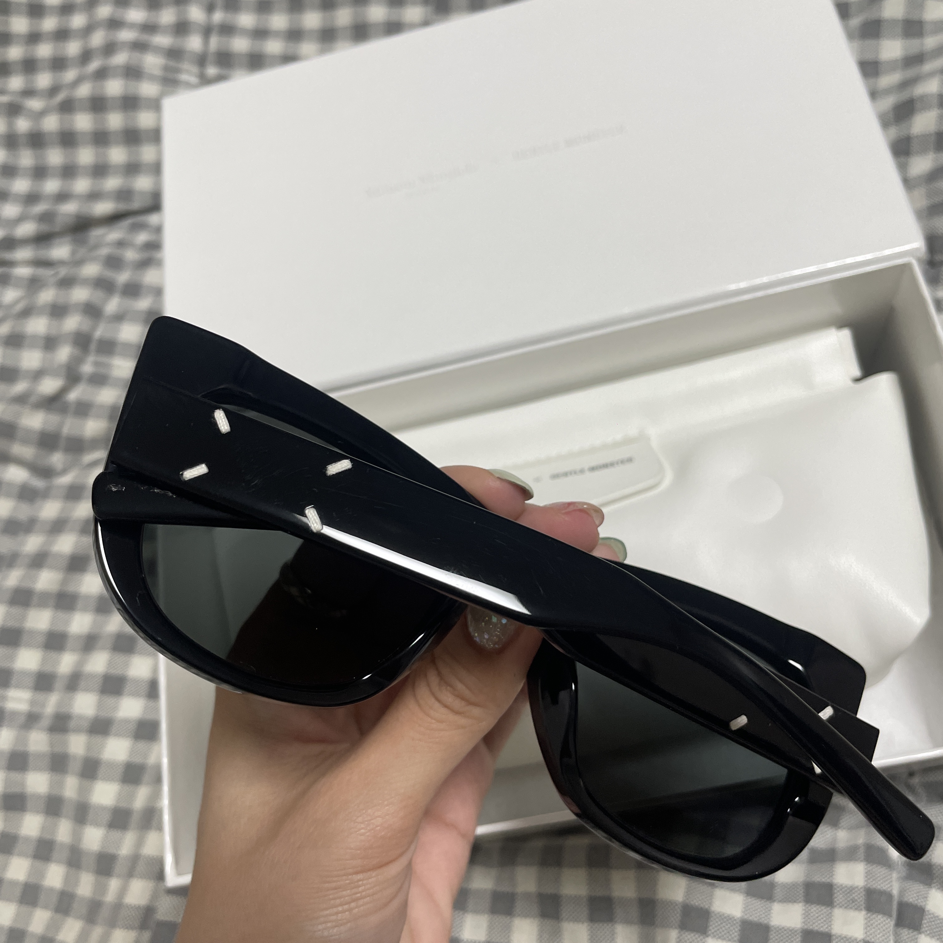 Gentle Monster x Maison Margiela MM008 Black Black 착용 스타일 - 2