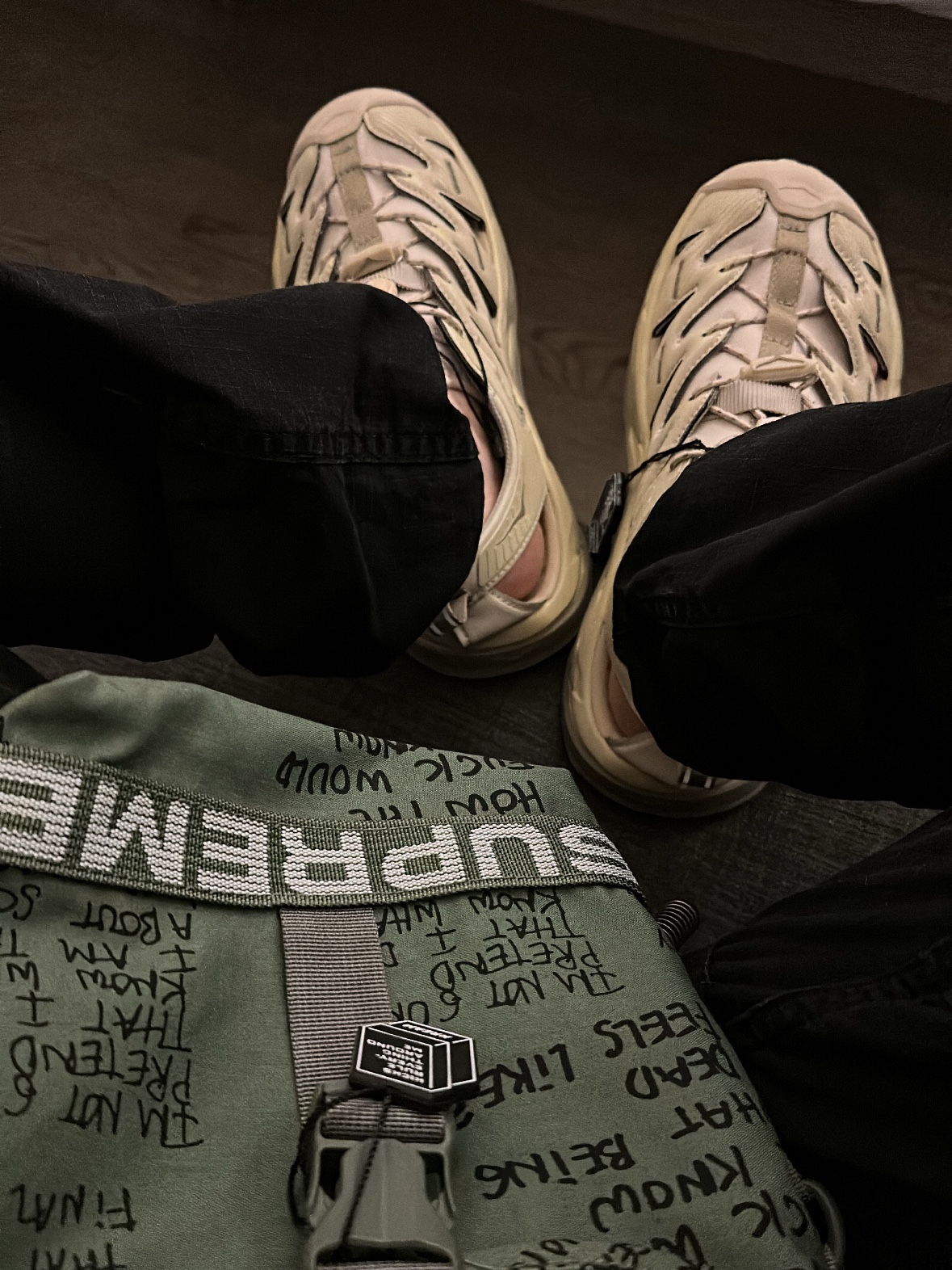 Hoka Hopara Shifting Sand Dune, Supreme Field Side Bag Olive Gonz - 23SS 착용 스타일 - 2