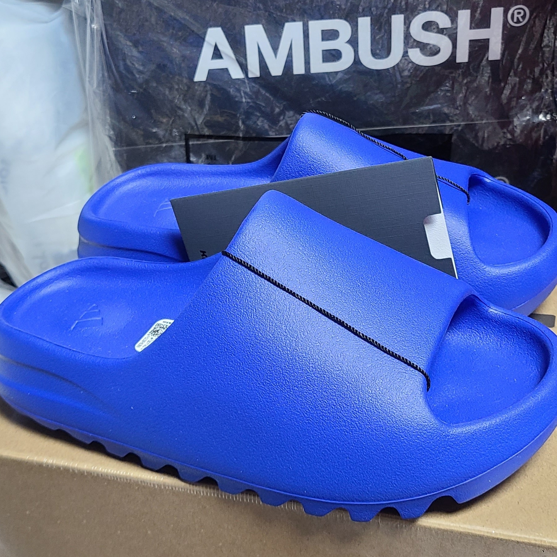 Adidas Yeezy Slide Azure 착용 스타일 - 1