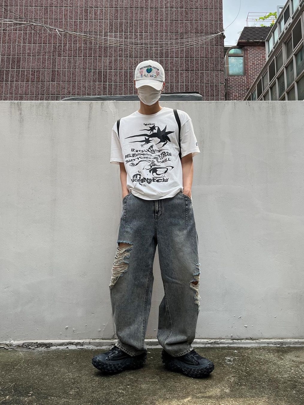 The Museum Visitor Globy & Lovey Ballcap (White) - 23PS, The Museum Visitor Globy & Lovey Ballcap (Black) - 23PS 착용 스타일 - 2