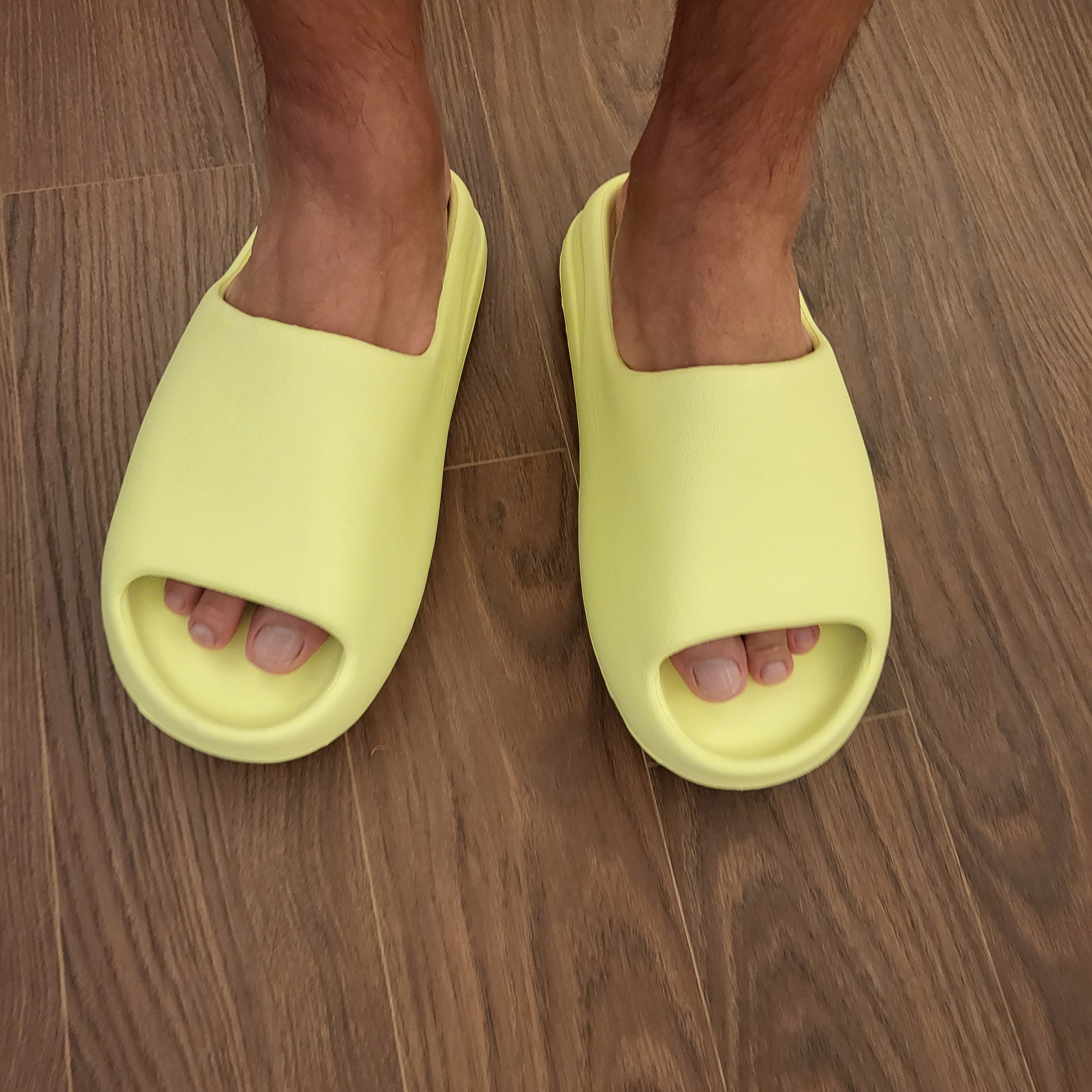 Adidas Yeezy Slide Glow Green 2022/2023 착용 스타일