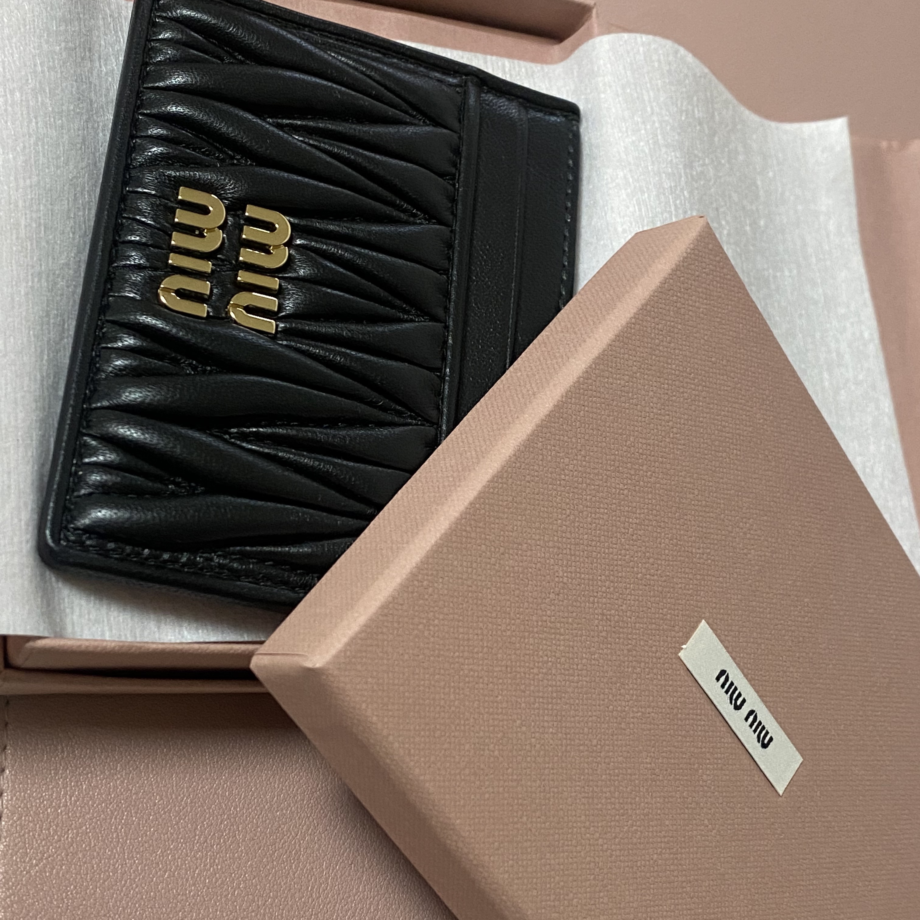 Miu Miu Matelasse Nappa Leather Card Holder Black 착용 스타일