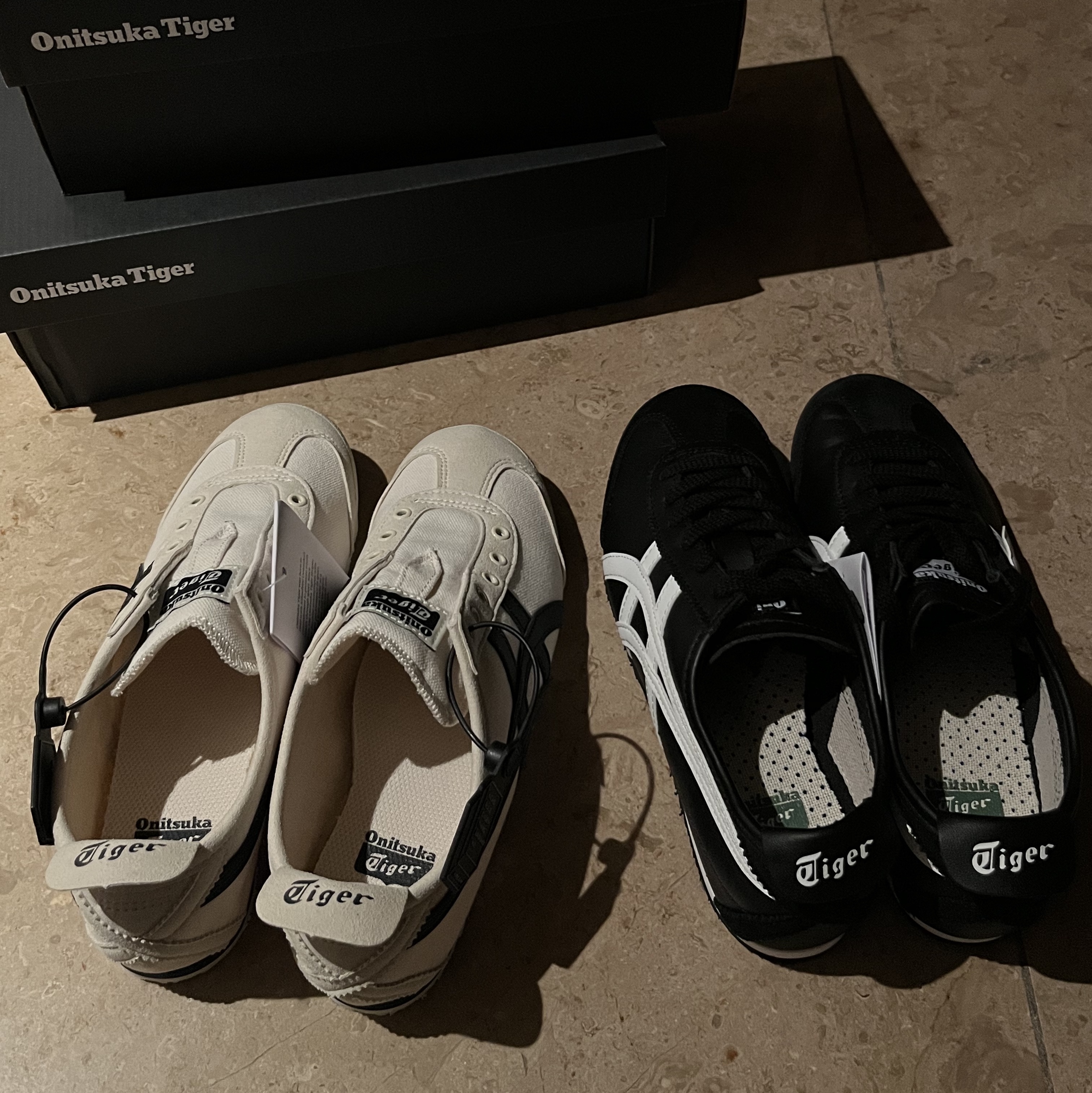 Onitsuka Tiger Mexico 66 Slip-On Birch Midnight, Onitsuka Tiger Mexico 66 Black White 착용 스타일