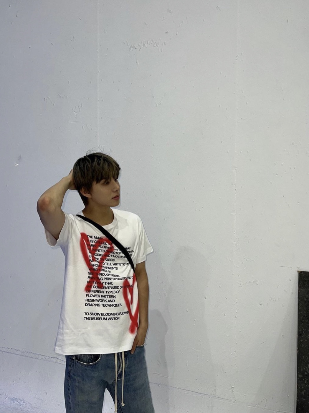 The Museum Visitor Heart Sprayed T-Shirt White 착용 스타일