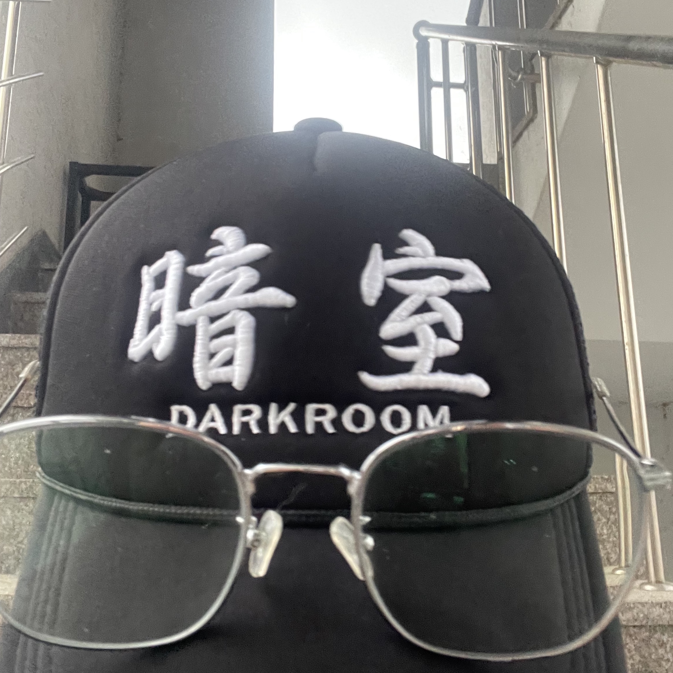 Darkr8m Studio Mesh Trucker Cap Black 착용 스타일 - 2