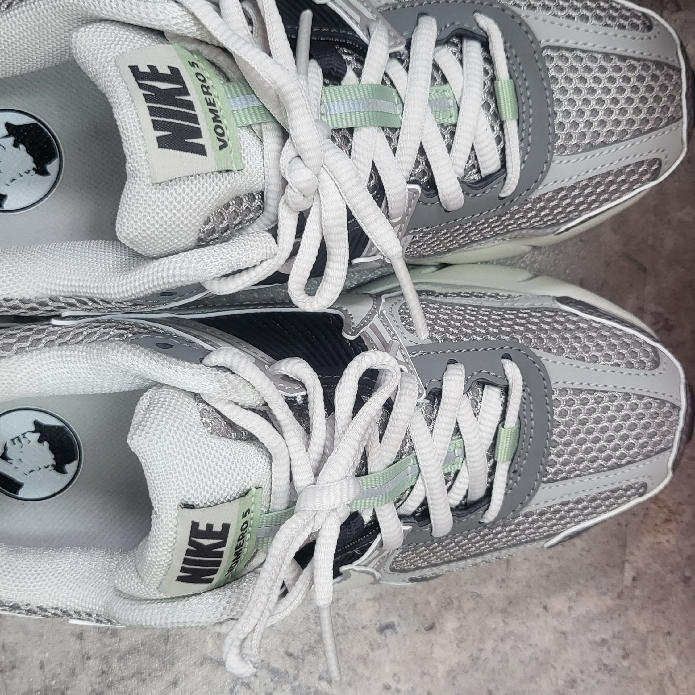 (W) Nike Zoom Vomero 5 Cobblestone and Flat Pewter 착용 스타일 - 4